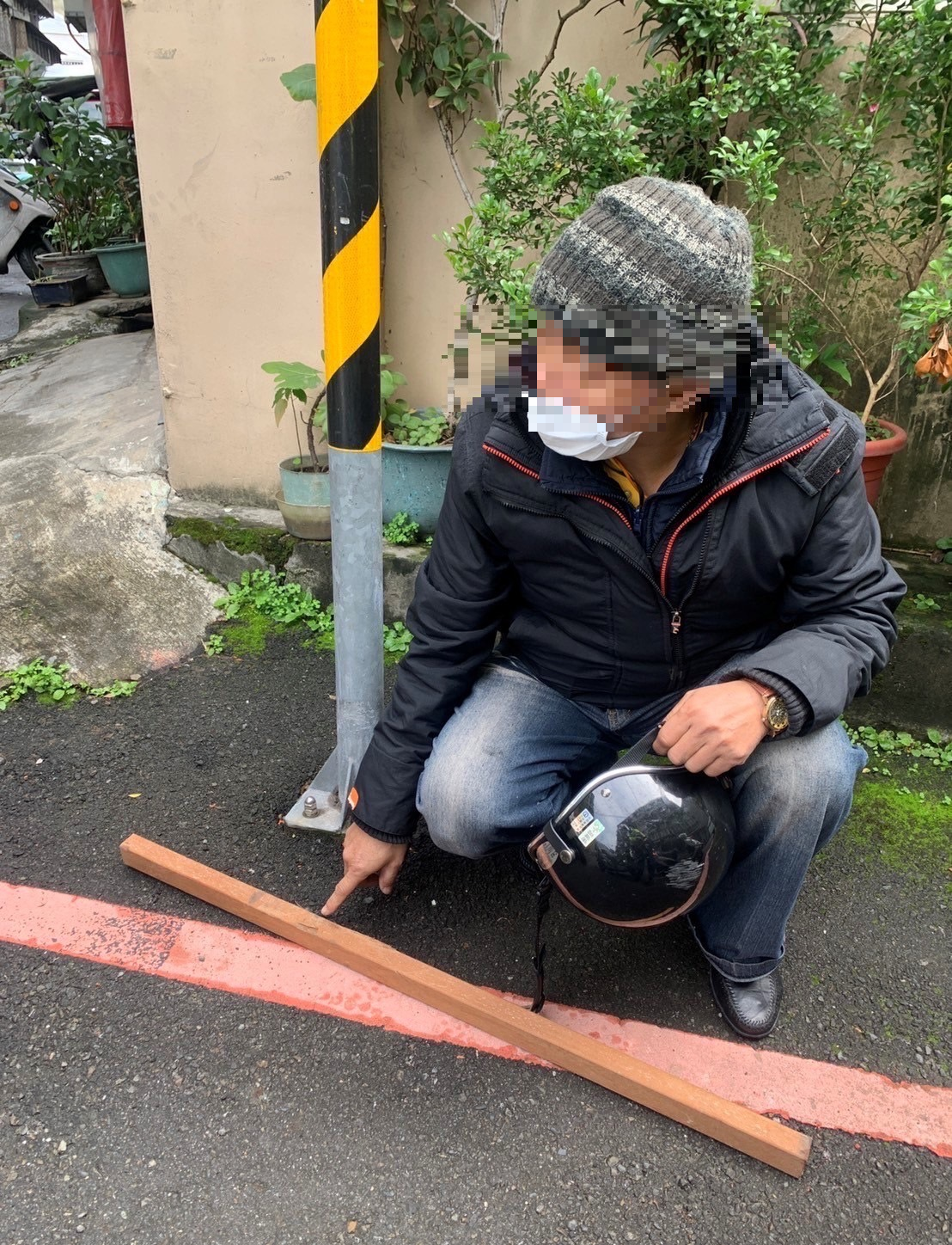 黃男遭逮後，帶警方起獲犯案用的木棍。（警方提供）