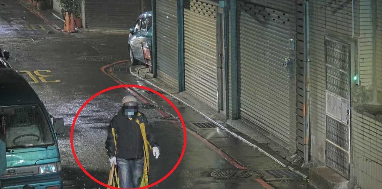 監視器拍下黃男犯案時身影。（警方提供）