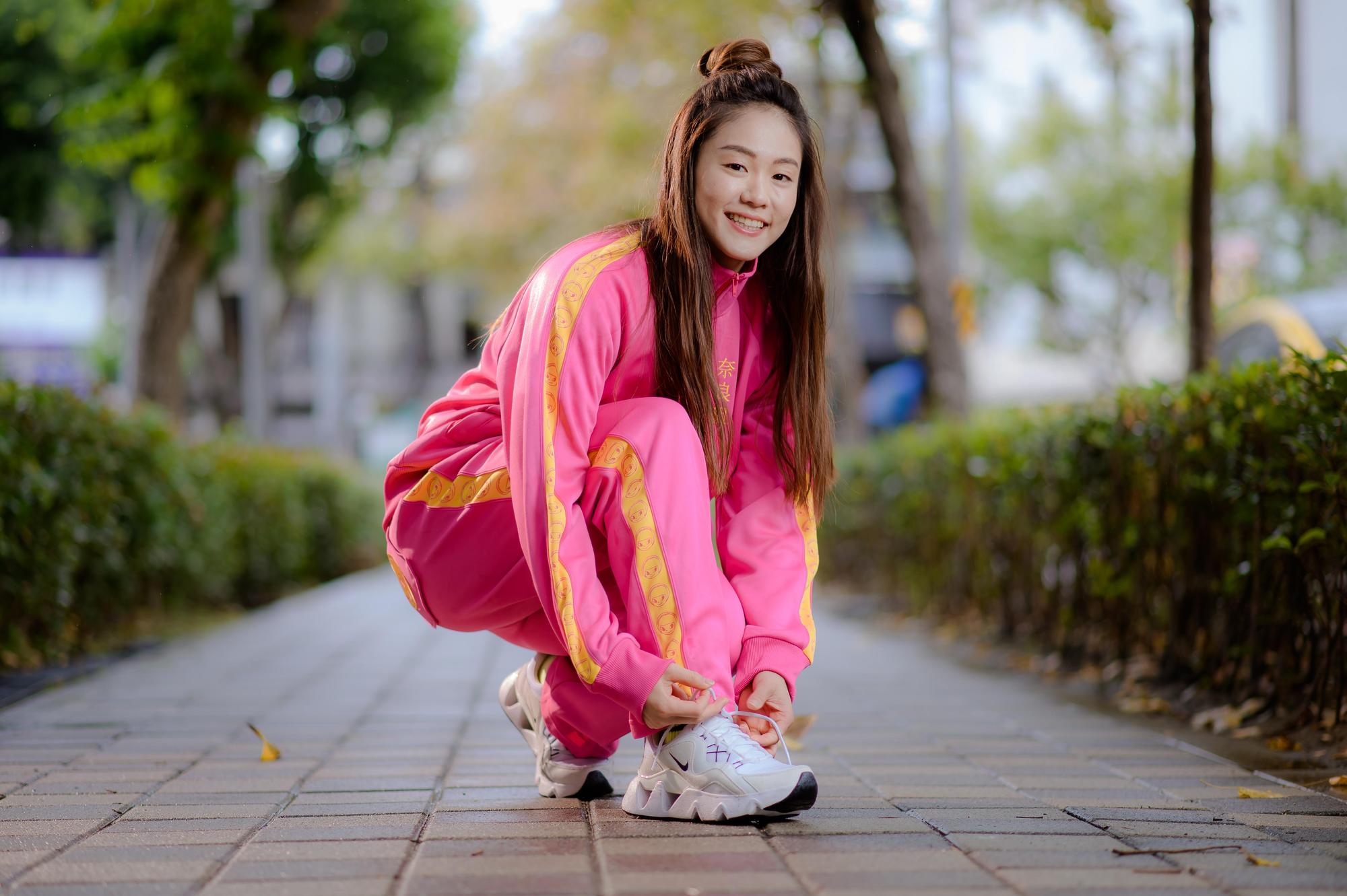 文姿云無緣親自到場看奈良美智特展,文化總會為此特別送上2套特製的「奈良美智體育服」。(文化總會提供)