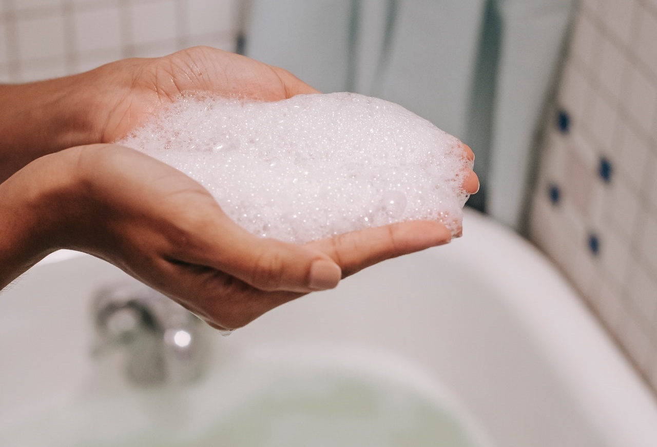 女網友發現男友都大學了，竟還會跟媽媽一起洗澡。（示意圖，Pexels）