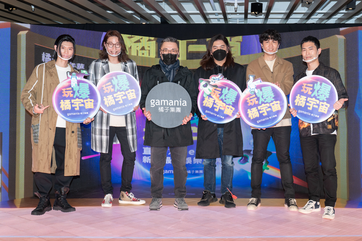  「2022橘子嘉年華春節版」由知名製作人B2陳彥銘（右3）擔任總製作，並與相信音樂合作打造《宇宙大歌星》直播節目。左起為歌手黃霆睿、宇宙人方Q、橘子集團董事長劉柏園、B2、宇宙人小玉、宇宙人阿奎。（橘子集團提供）