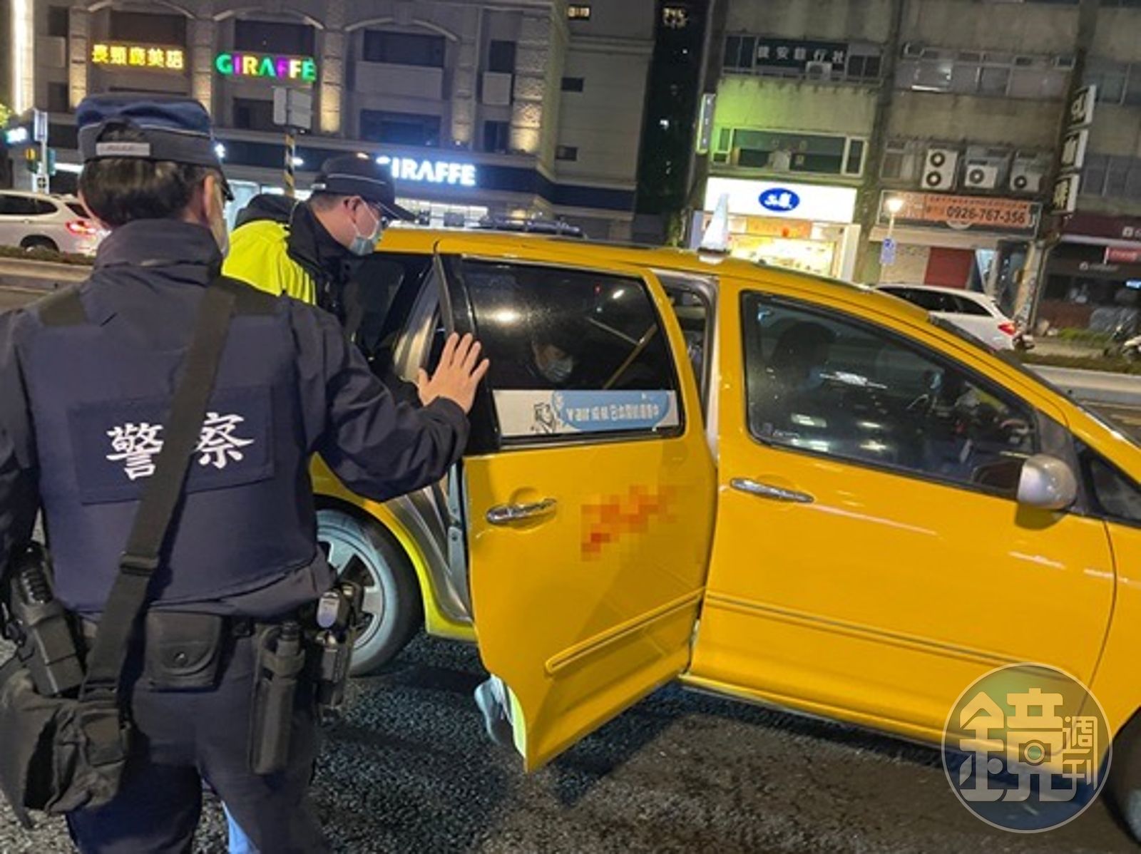 捷警幫醉乘客叫小黃,送他回家。(翻攝畫面)
