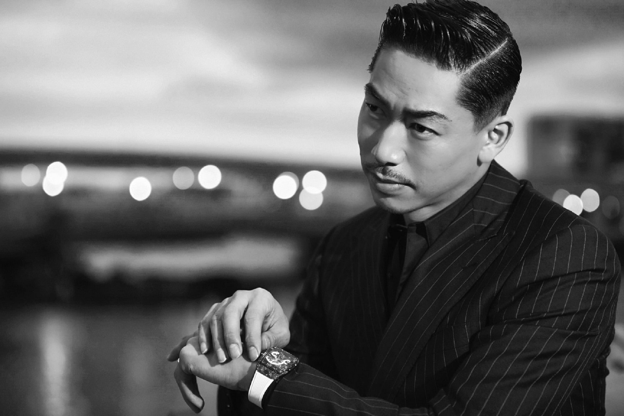 EXILE AKIRA 配戴 SPIRIT OF BIG BANG 陀飛輪碳纖維五日鍊腕錶。（HUBLOT提供）