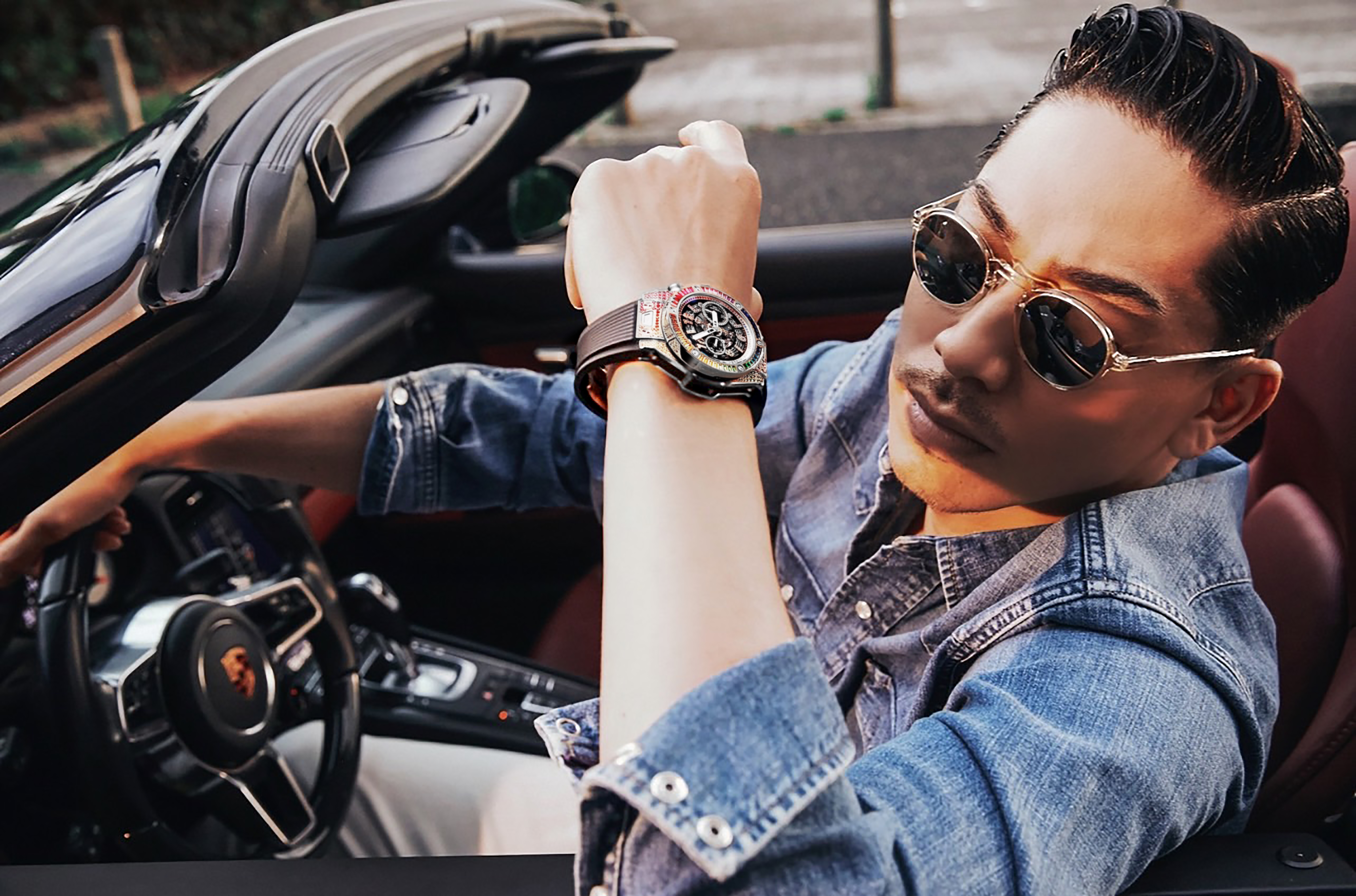 AKIRA親自在日本拍攝「HUBLOT」一系列帥照,配戴BIG BANG UNICO鈦金彩虹計時腕錶。(HUBLOT提供)