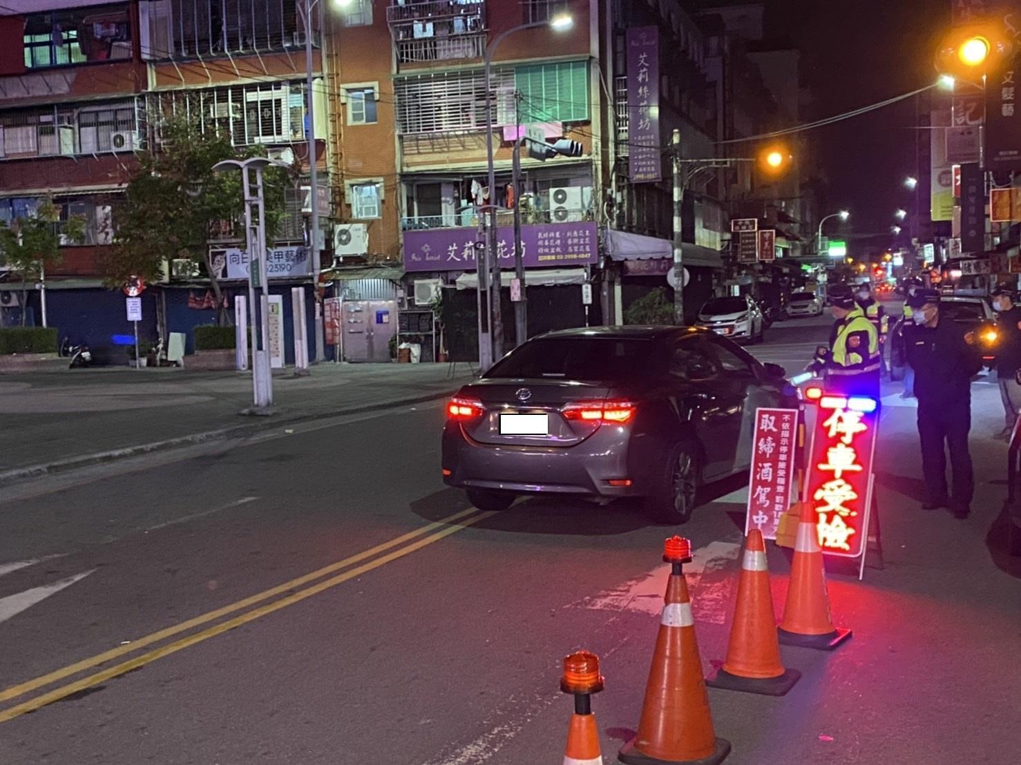 新北警方春節期間抓酒駕，事故數較去年減少四成。（新北市警局提供）