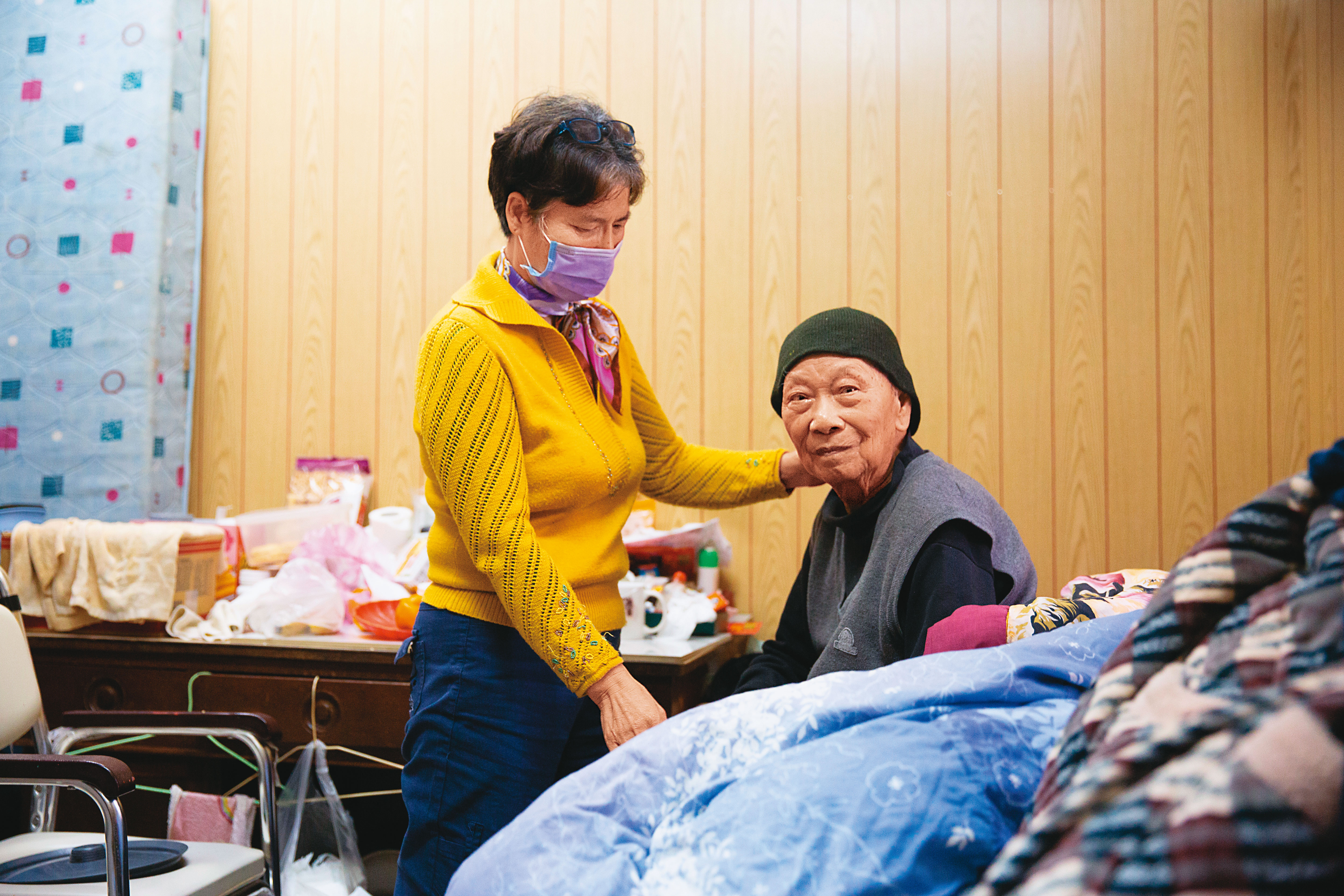 高齡99歲的彩虹爺爺黃永阜（右）最近跟妻子（左）一同搬離彩虹眷村。