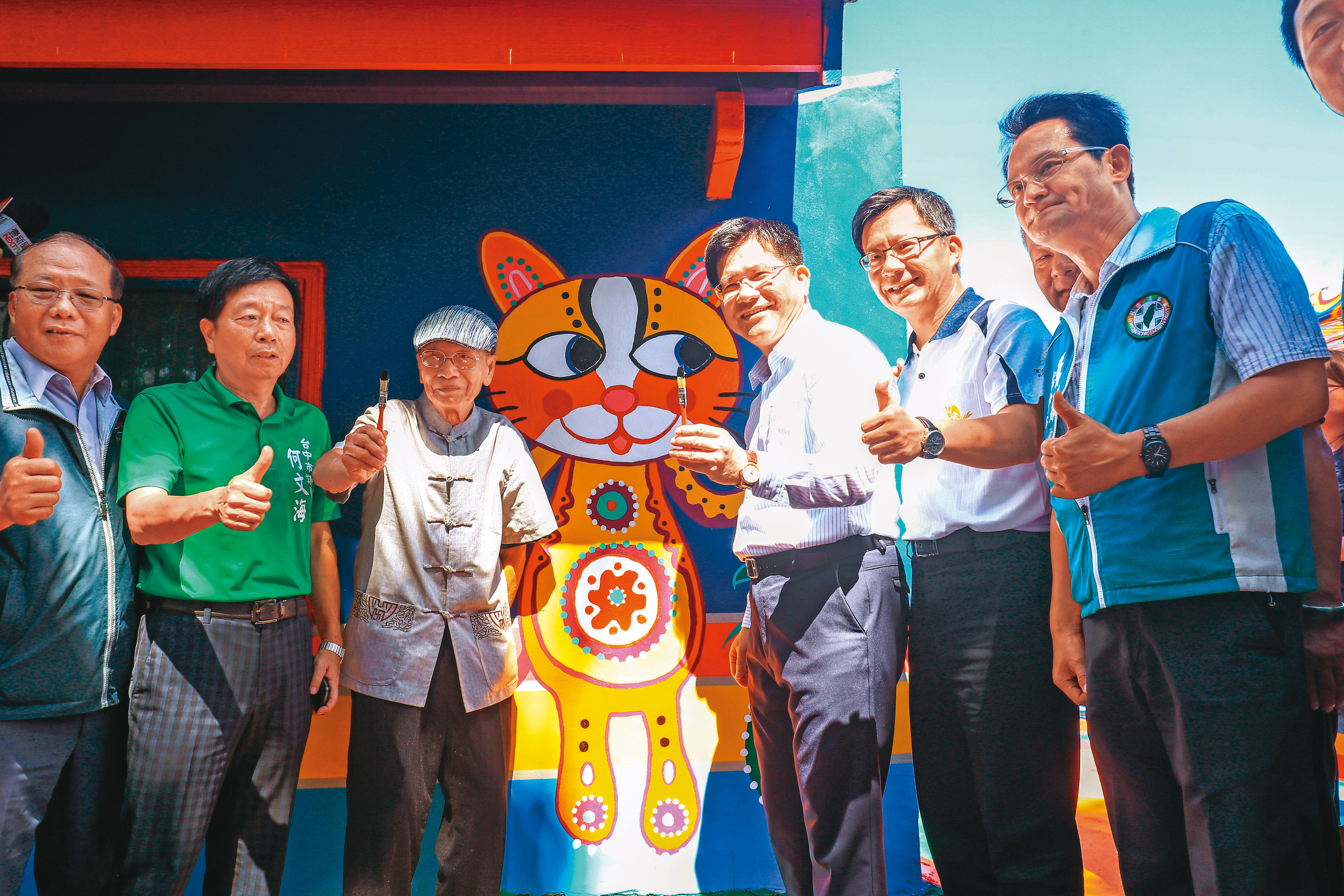 彩虹爺爺黃永阜（左2）曾被台中市前市長林佳龍（右2）聘為花博大使。（台中市政府提供）