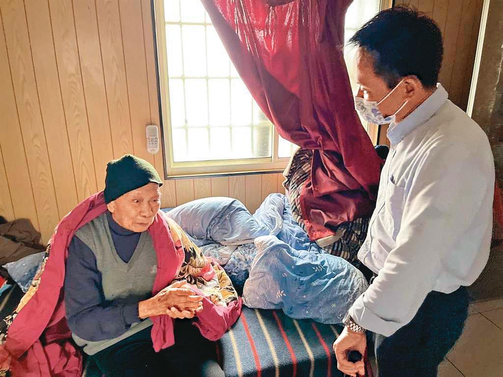 台中市議員張耀中(右)說要救援彩虹爺爺黃永阜(左),但遭黃拒絕、打臉。(張耀中服務處提供)
