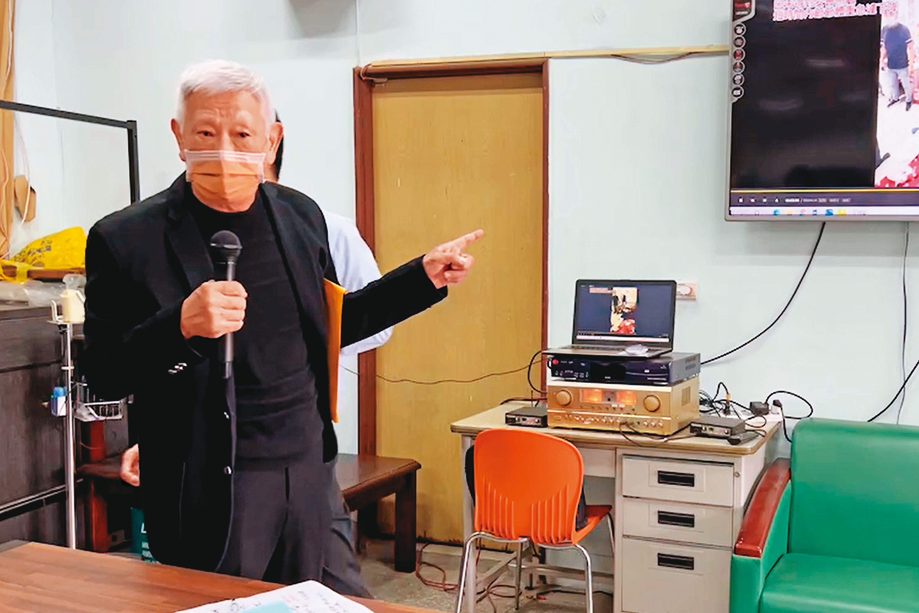 彩虹文創執行長魏丕仁(圖)與彩虹爺爺黃永阜夫妻鬧翻,上月底開記者會砲轟黃妻。(鏡電視提供)