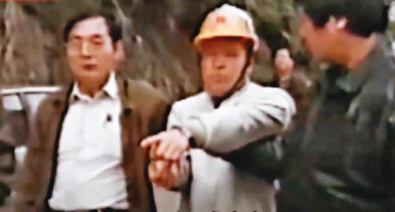 曹阿明（中）到案後，被警方帶回現場模擬犯案過程。（東森新聞提供）