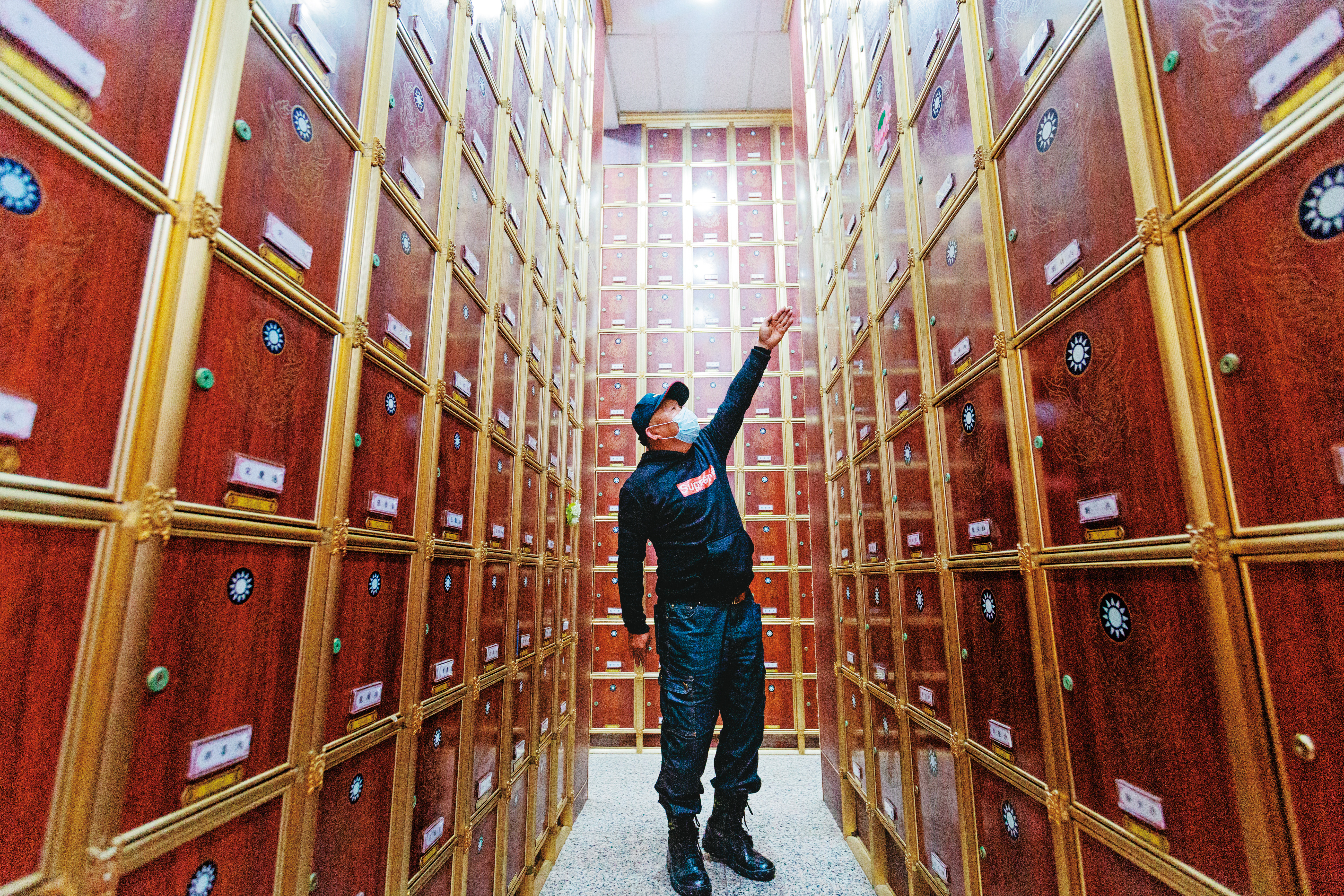 警察公墓管理員陳敬濬到任26年，每天都會仔細巡視，不敢馬虎。