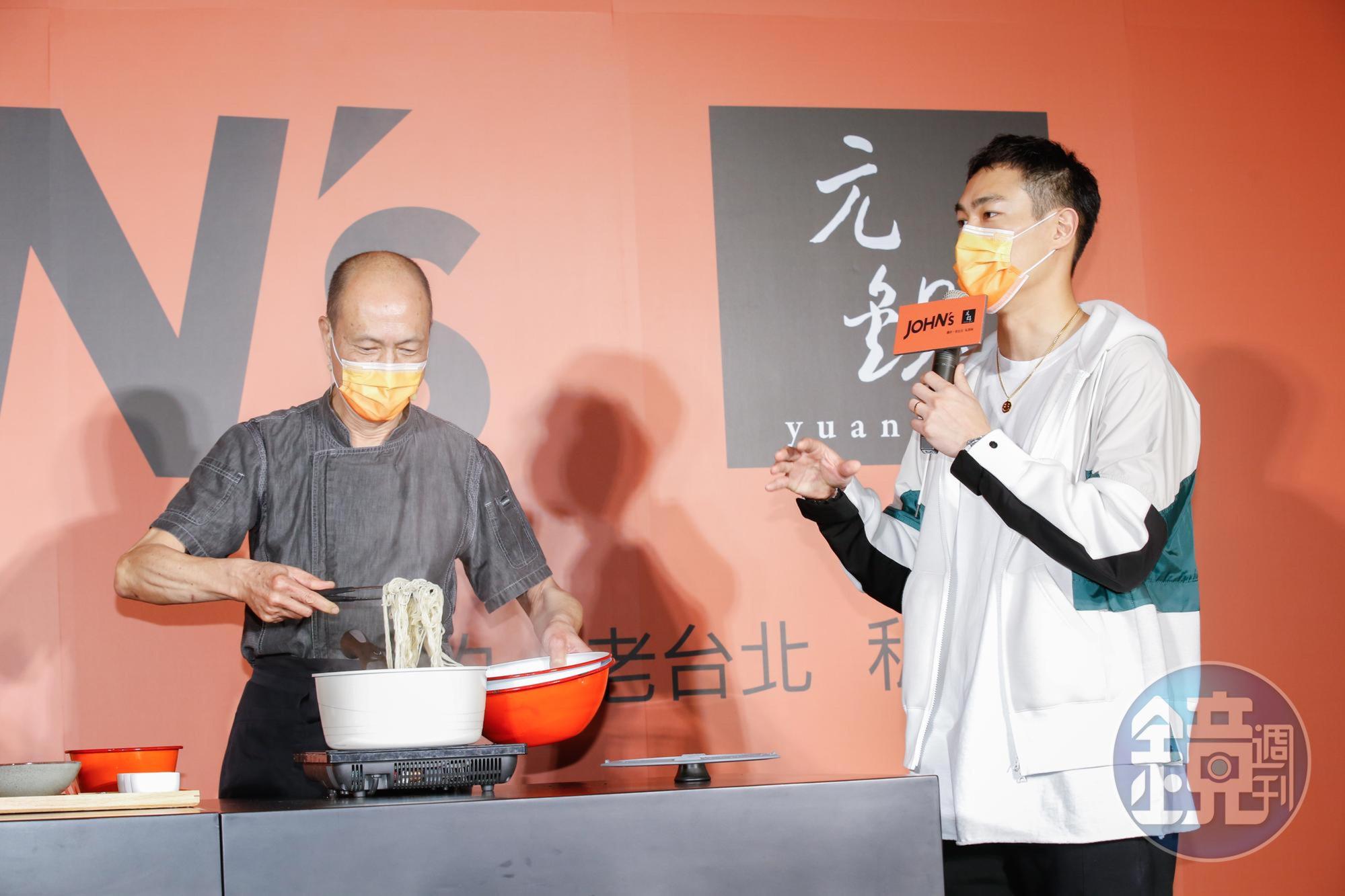 楊祐寧（右）和楊爸（左）現場示範即食料理。