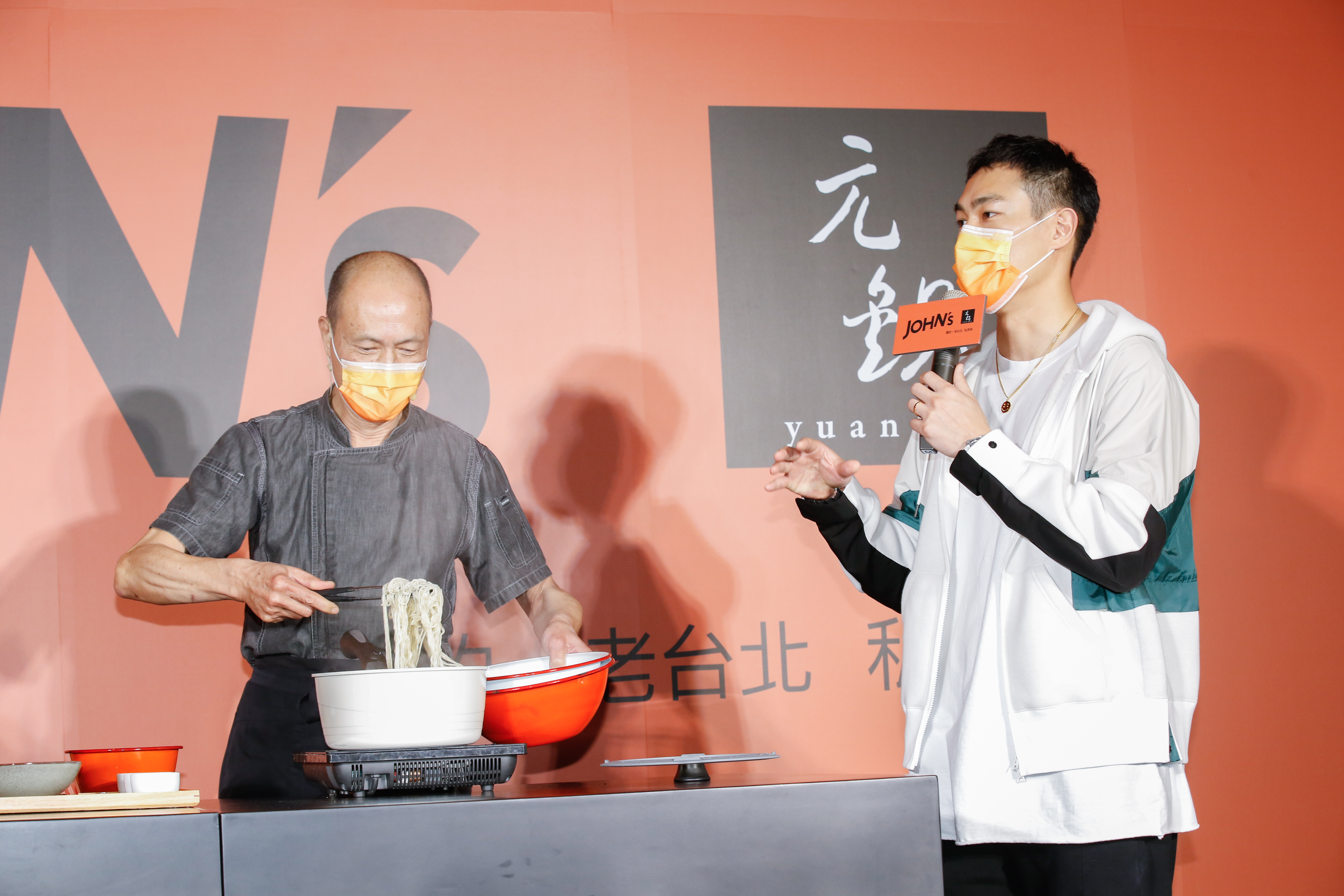 楊祐寧（右）和楊爸（左）現場示範即食料理。