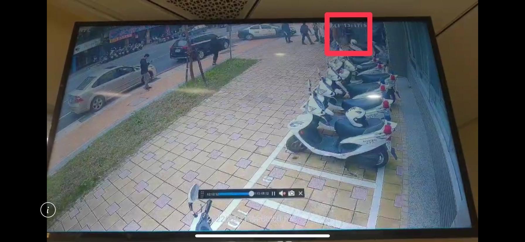 轄區警方中午到通訊行了解案發經過。(警方提供)
