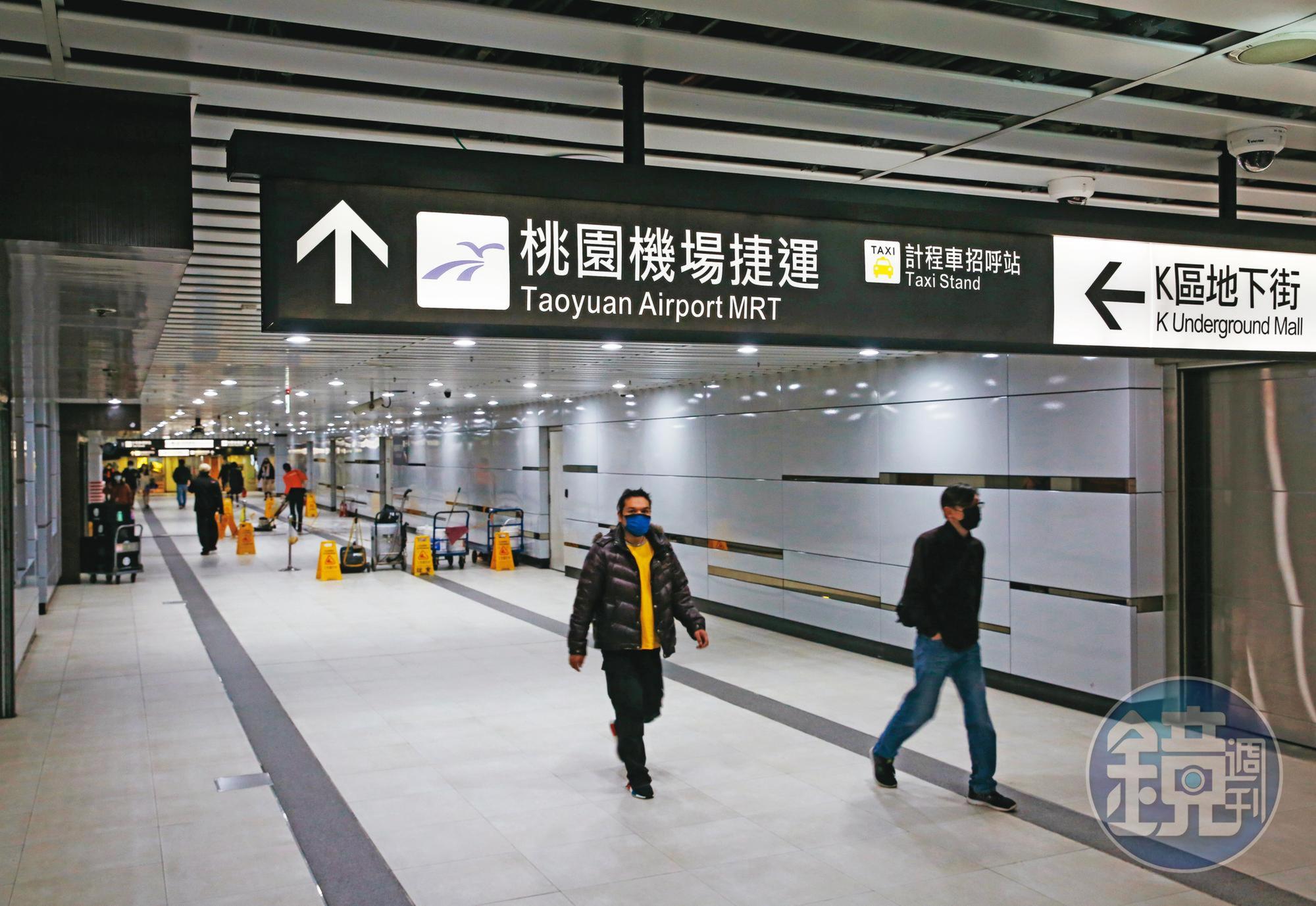 受疫情干擾，與機場捷運聯結的通道變得相當冷清。
