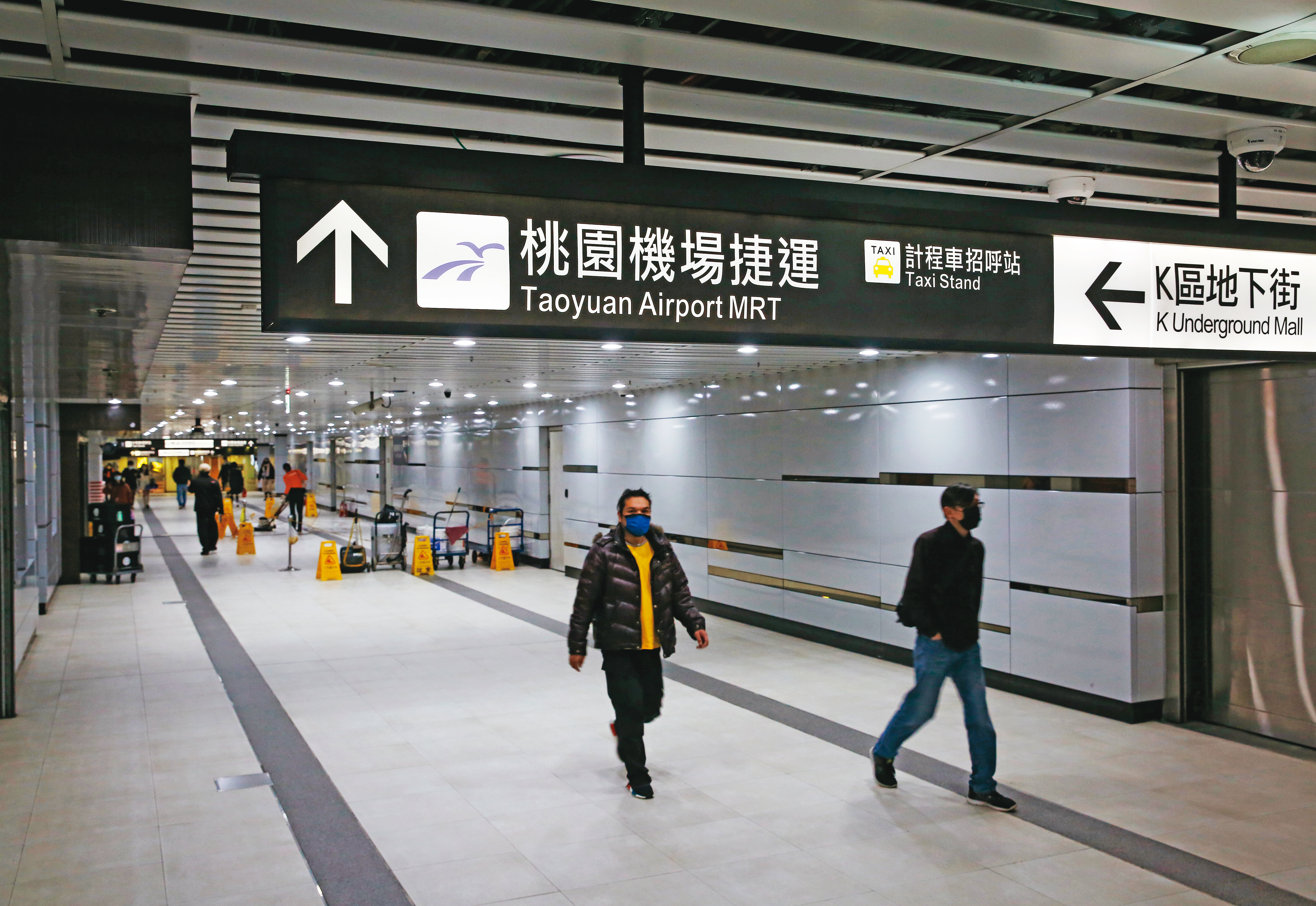 受疫情干擾，與機場捷運聯結的通道變得相當冷清。