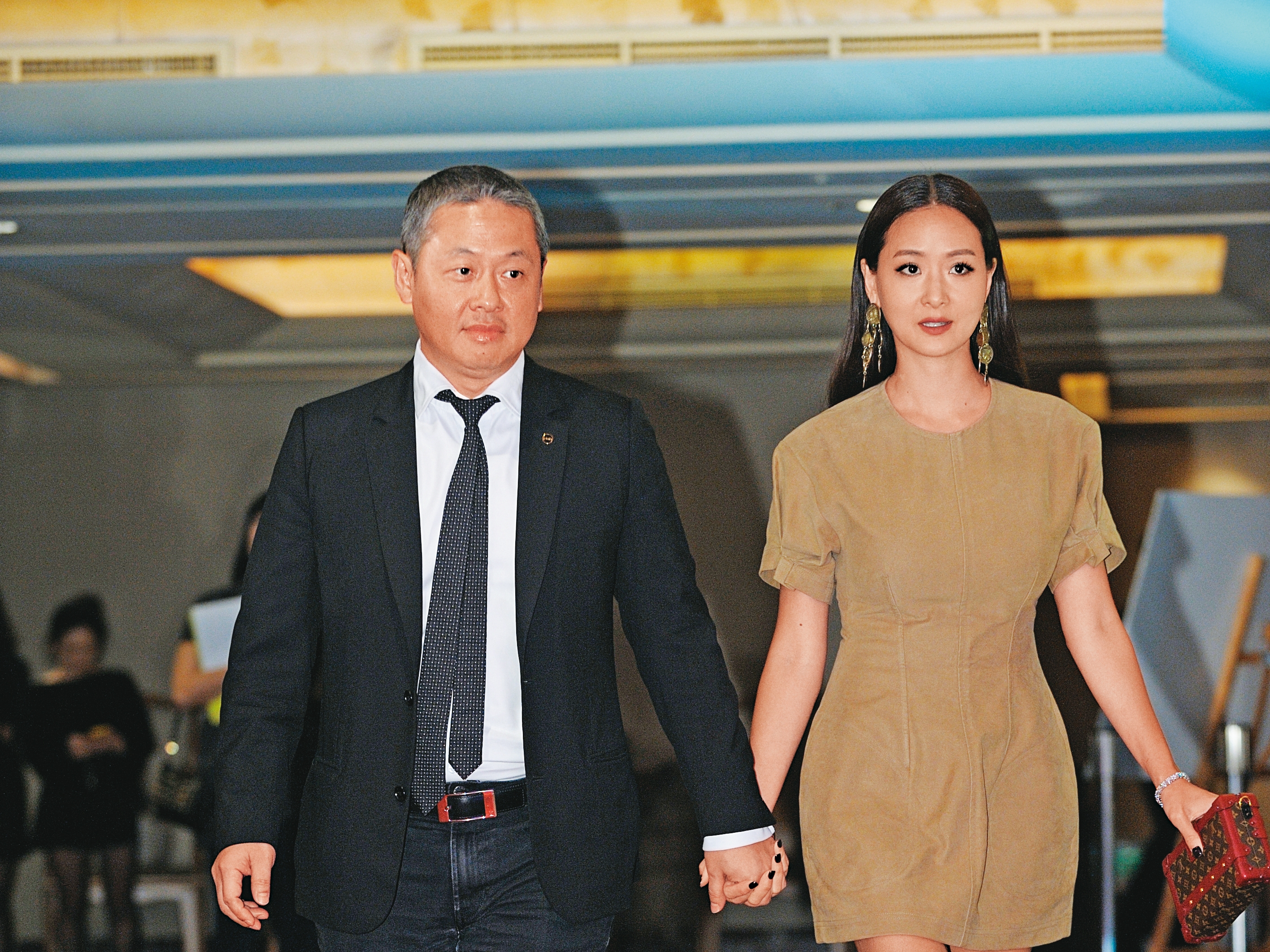 廖鎮漢（左）的經營手法新穎，成功帶領微風突破300億元業績。右為妻子孫芸芸。