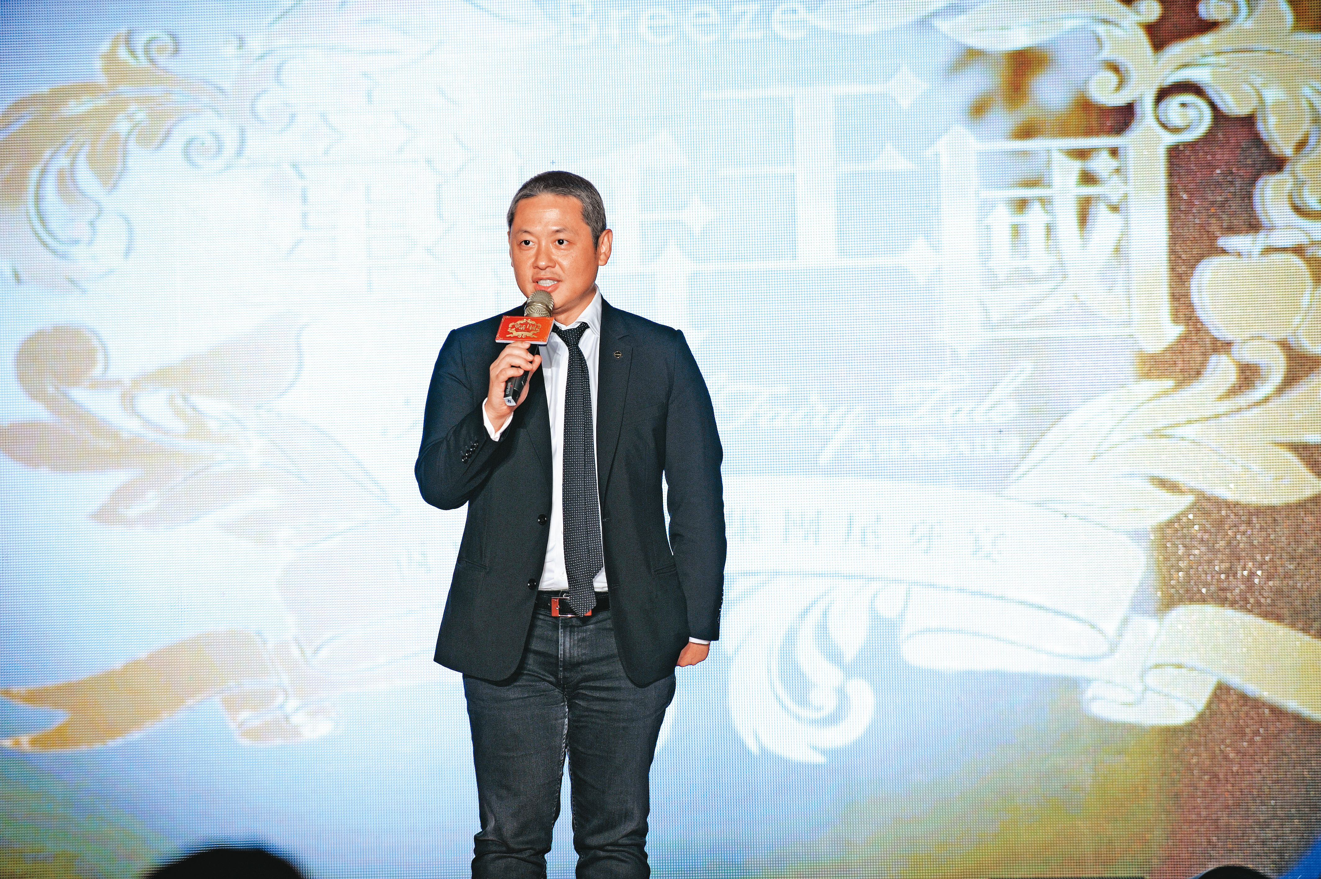 廖鎮漢逆勢突圍，果斷縮減營業據點幫微風調整營運體質。