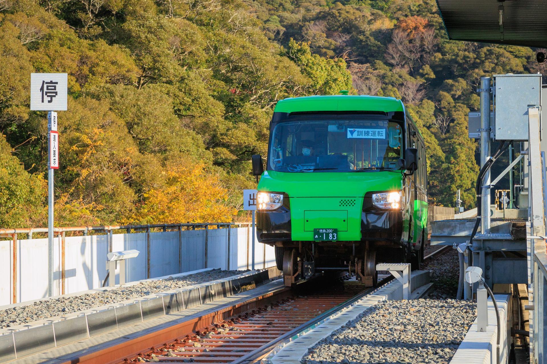 這台鐵路公路兩用車（DMV）會自動切換鐵路或公路使用的輪胎。（高知縣國際觀光課提供）