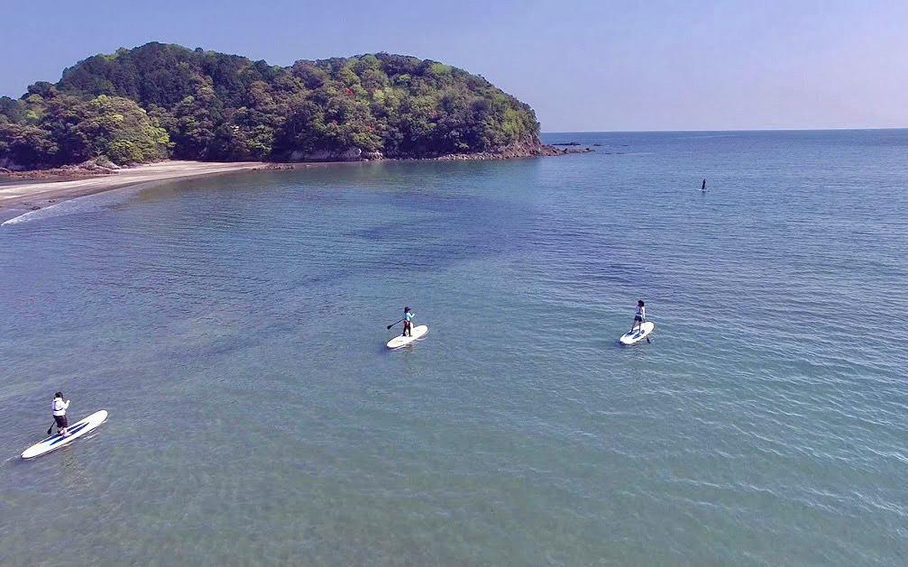 立槳體驗看見不同的海上景觀。（高知縣國際觀光課提供）