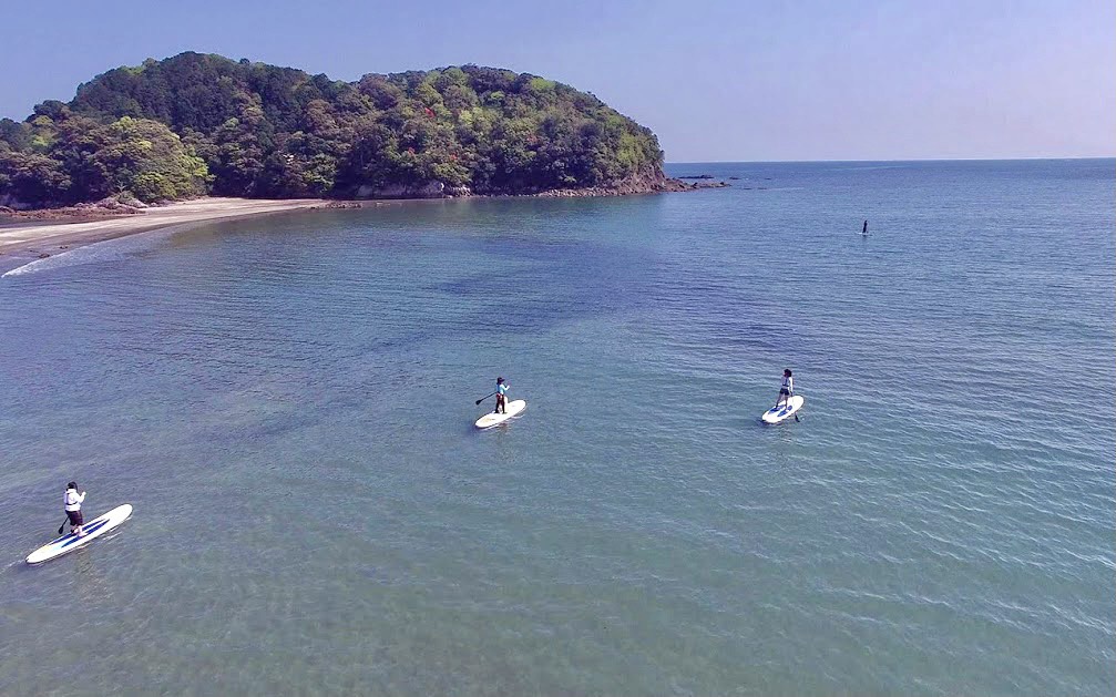 立槳體驗看見不同的海上景觀。（高知縣國際觀光課提供）