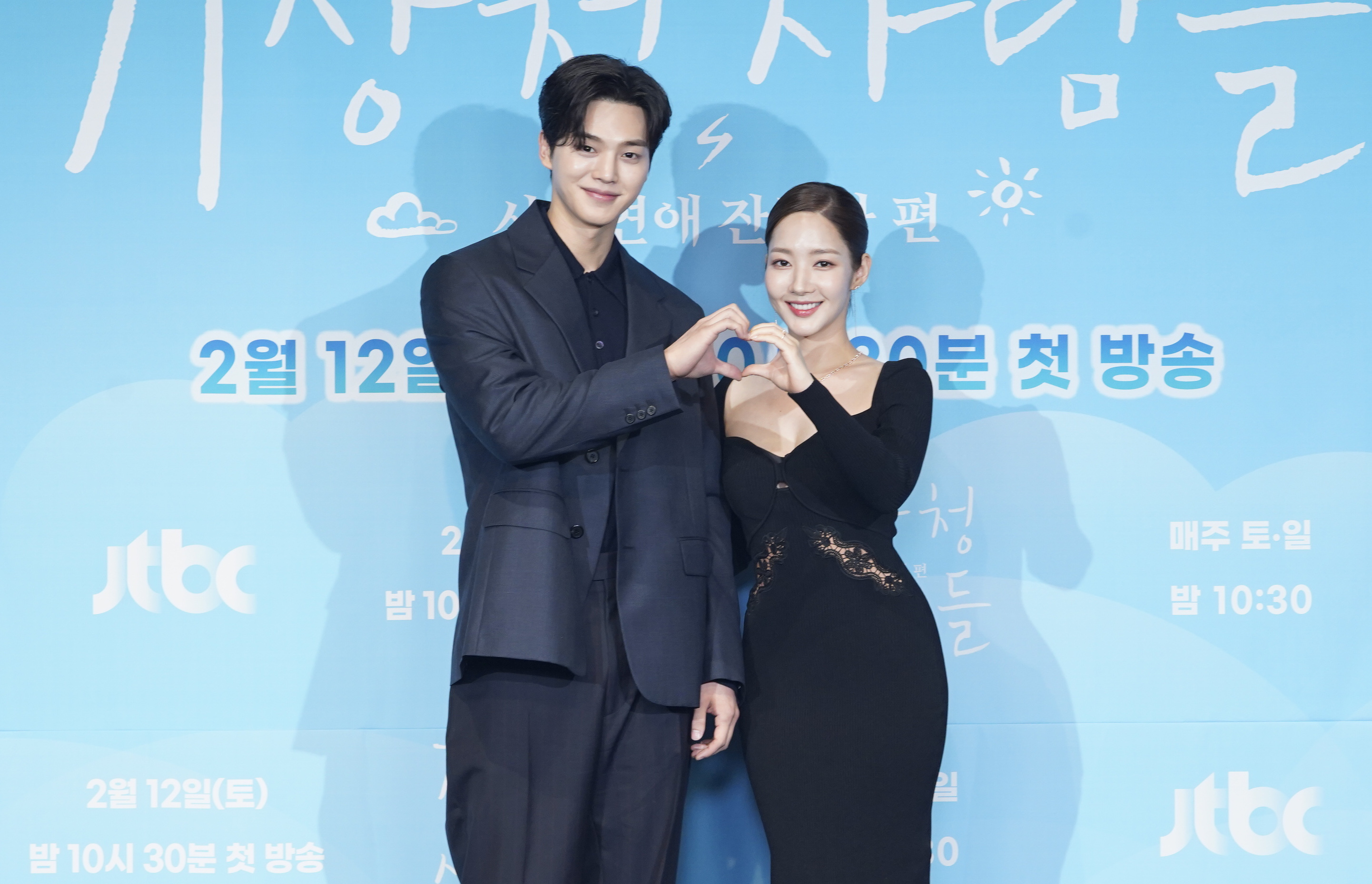 《氣象廳的人們：社內戀愛殘酷史篇》今舉行記者會，男女主角朴敏英、宋江展現甜蜜氛圍。（Netflix提供）