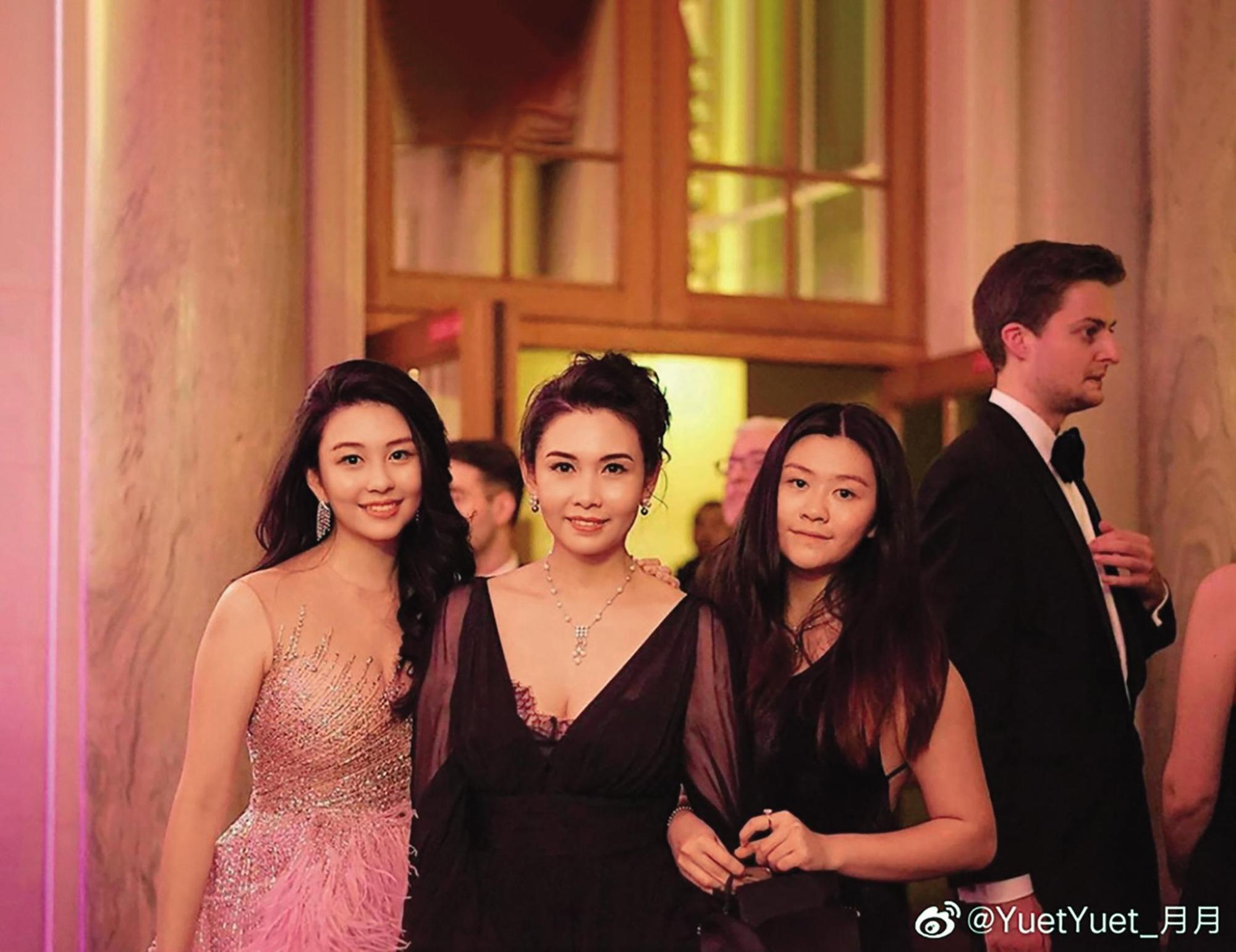 90年代性感女神邱淑貞(右)的大女兒沈月(左)遺傳媽媽美貌,20歲的她不僅當起模特兒,更可能進軍對岸娛樂圈。(翻攝自沈月微博)