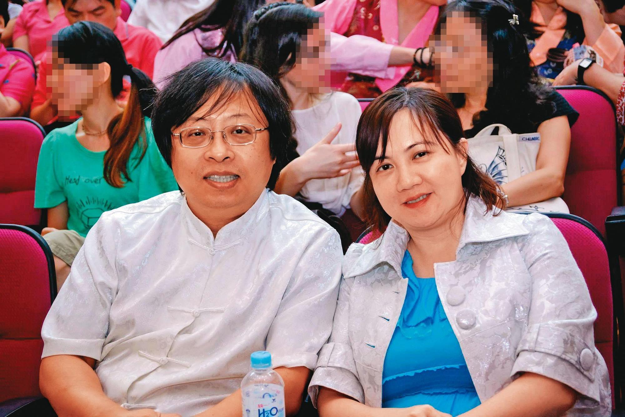 周靜妮(右)的丈夫是法學教授曾建元(左),2人同住在法院宿舍。(翻攝曾建元臉書)