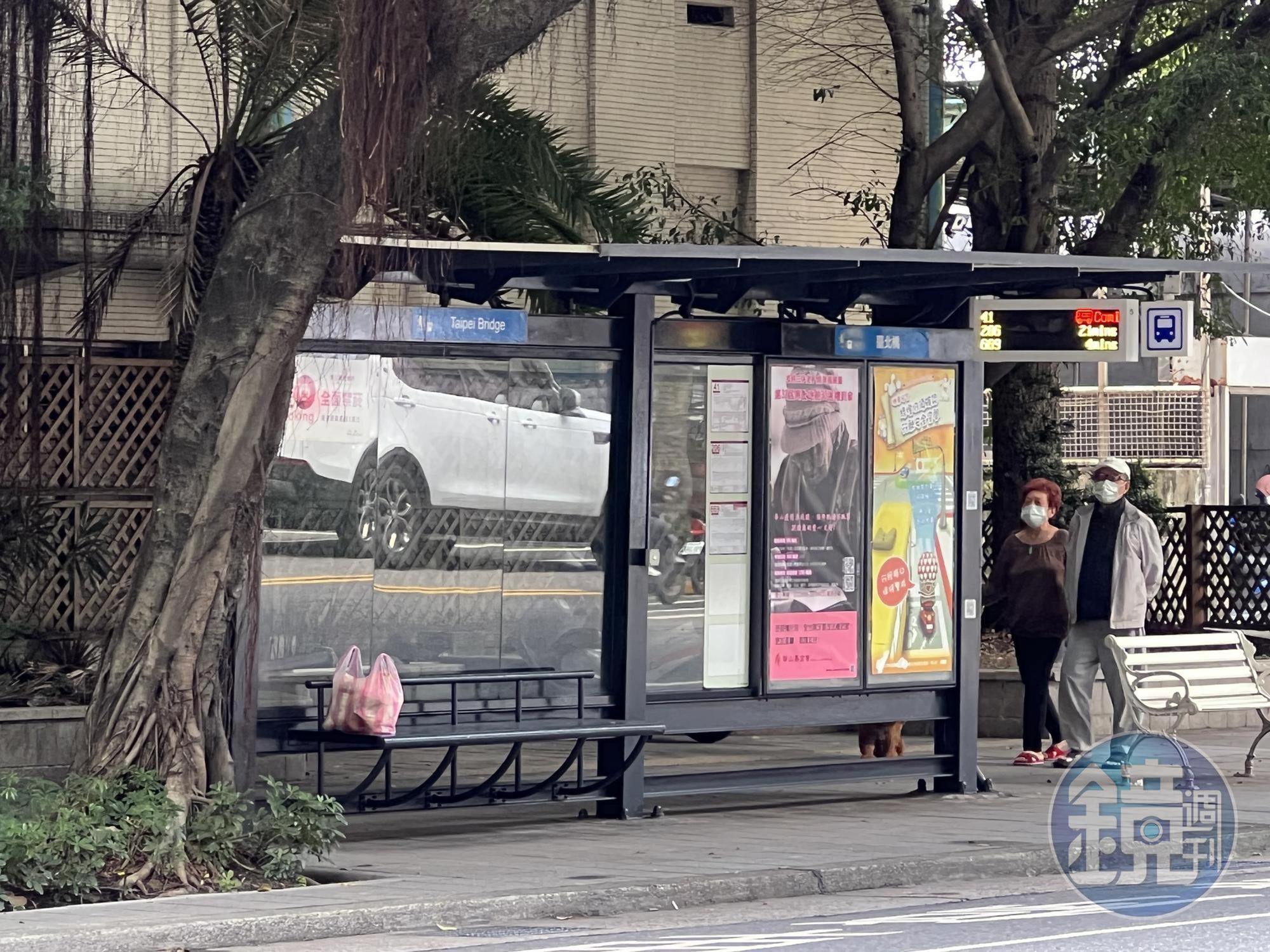 一對夫妻長住在公車亭，不過拒絕社工及警方代安置。