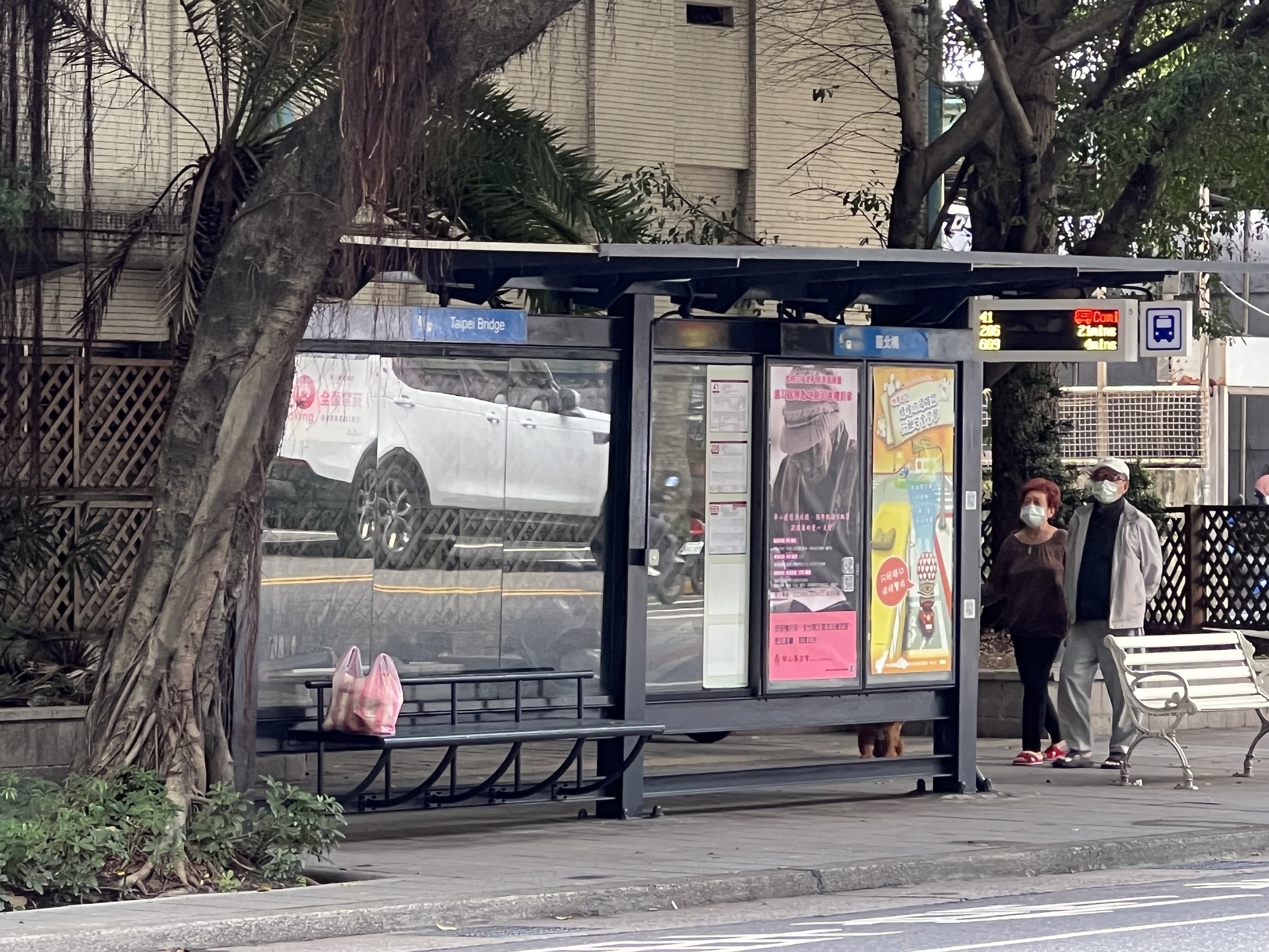 一對夫妻長住在公車亭，不過拒絕社工及警方代安置。