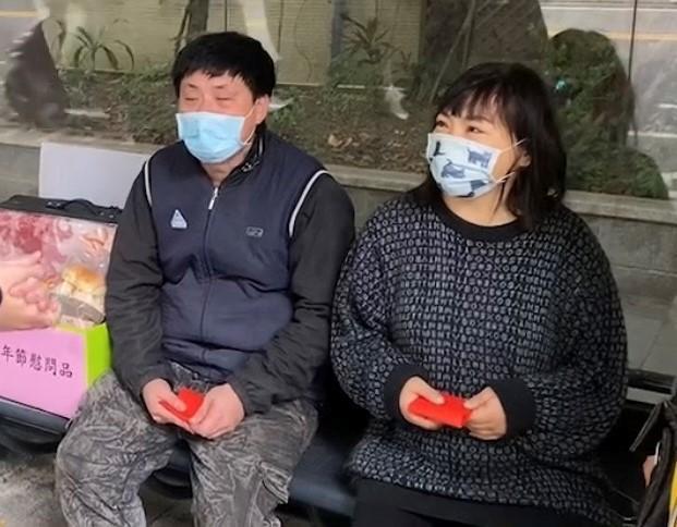 一對夫妻長期住在北市公車亭，不過他們婉拒社會局幫助。（翻攝畫面）
