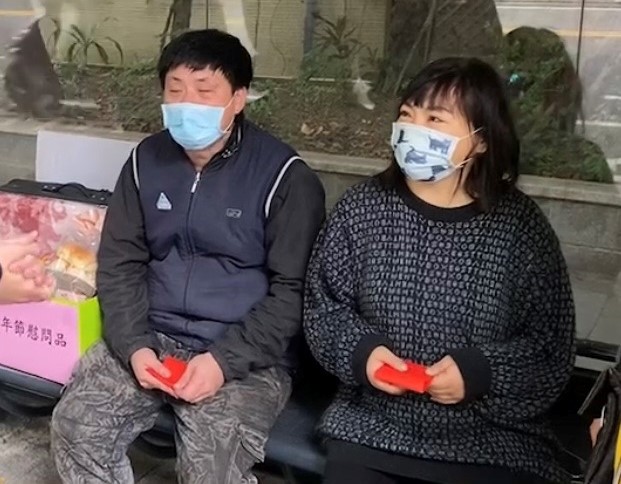 一對夫妻長期住在北市公車亭，不過他們婉拒社會局幫助。（翻攝畫面）