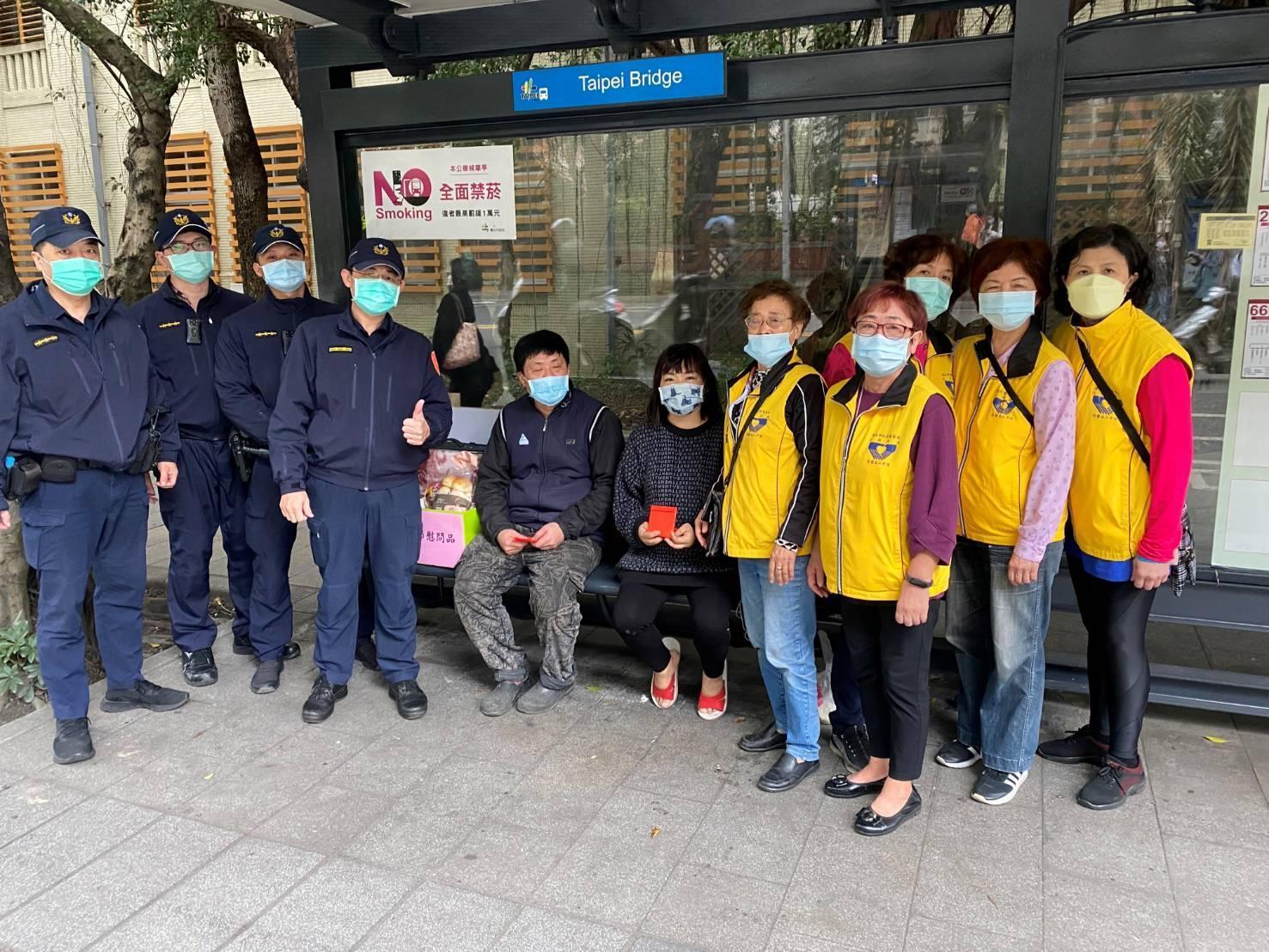 警方和志工隊慰問。(翻攝畫面)
