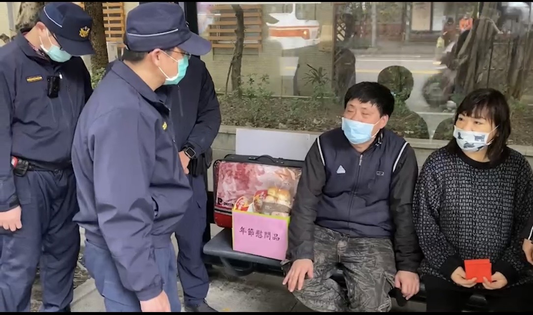 警方年前慰問。(翻攝畫面)