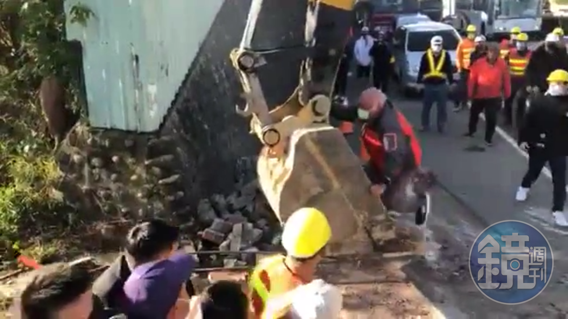掩埋場試運轉期間，自救會成員阻撓怪手及車輛進入，引發衝突。（讀者提供）