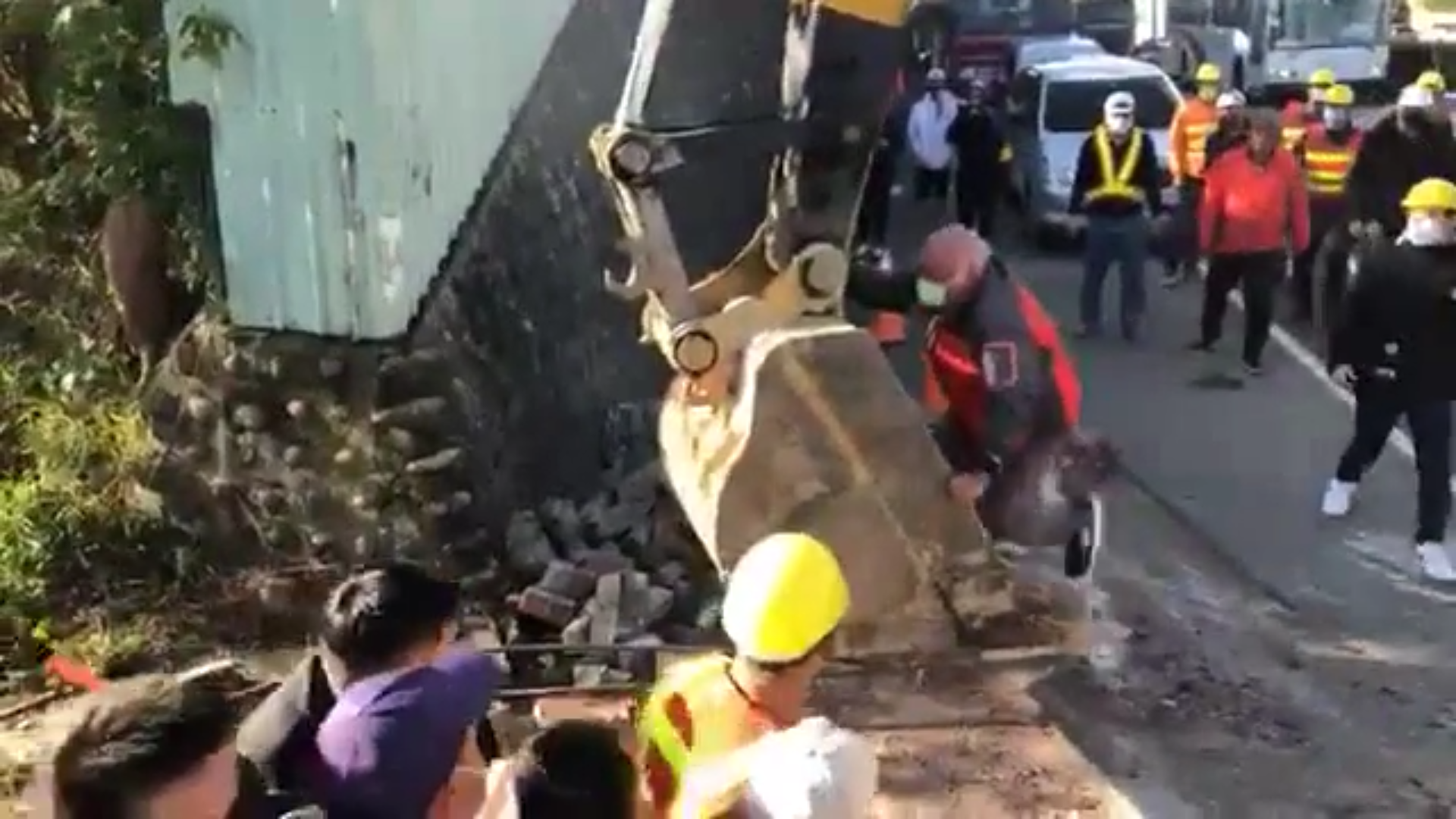 掩埋場試運轉期間，自救會成員阻撓怪手及車輛進入，引發衝突。（讀者提供）