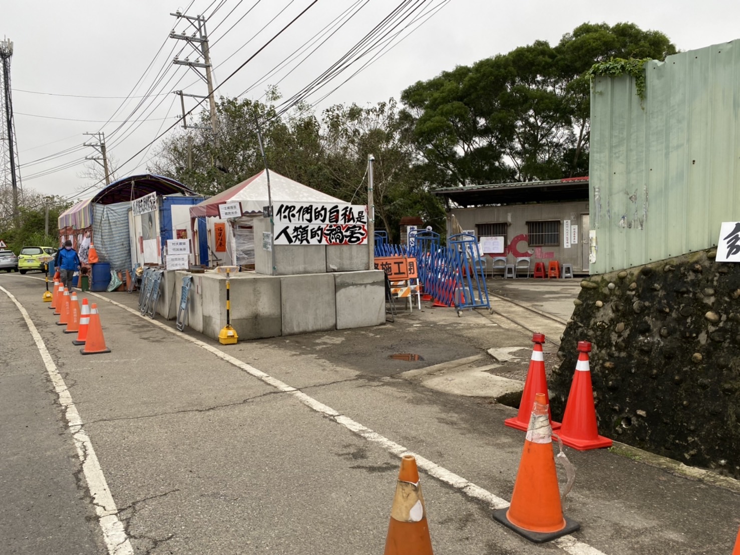 反坤輿自救會在掩埋場門口埋鍋造飯、阻擋通行，時間超過1年。（讀者提供）