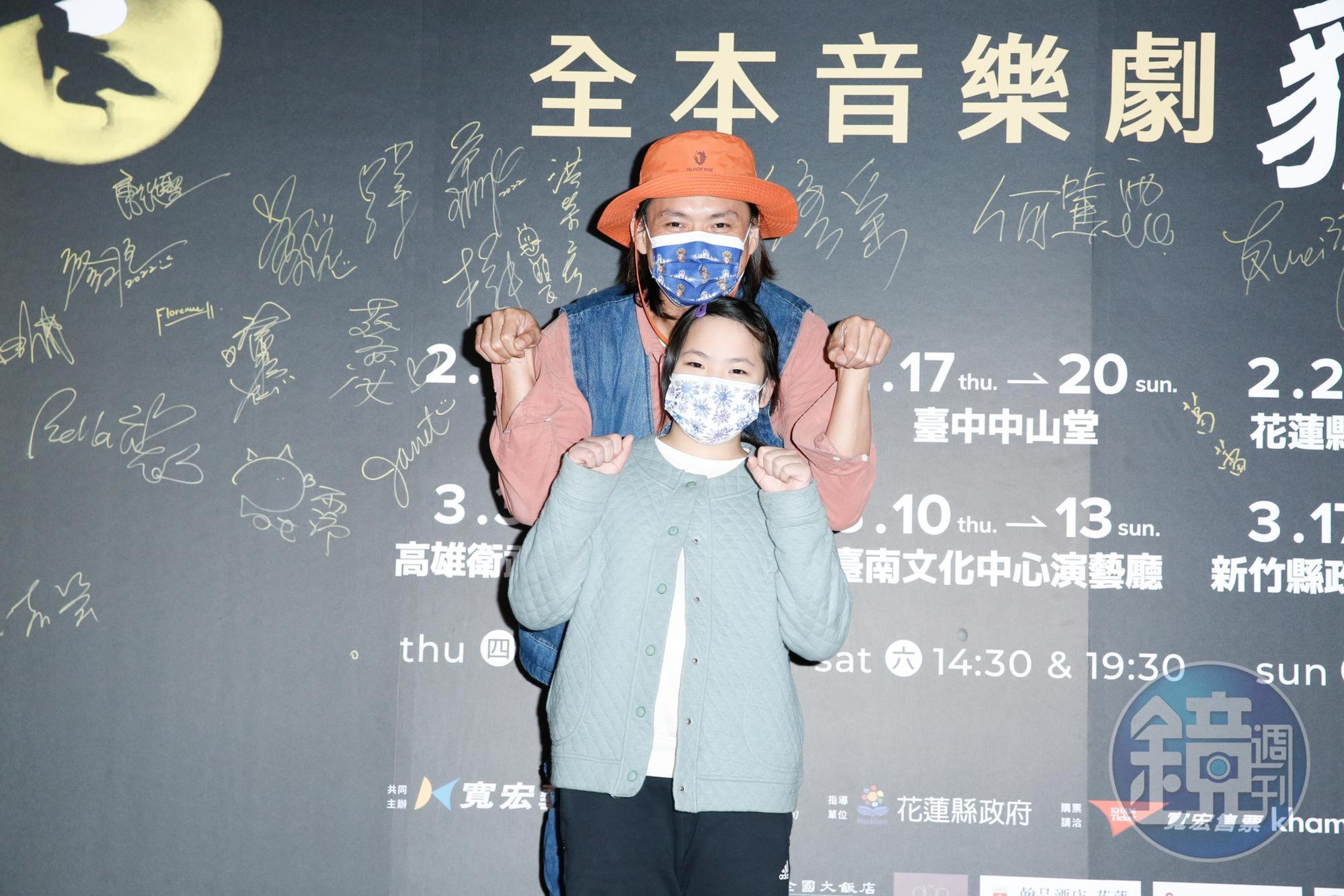 黃鐙輝帶著也是貓奴的女兒朝聖音樂劇《貓》。