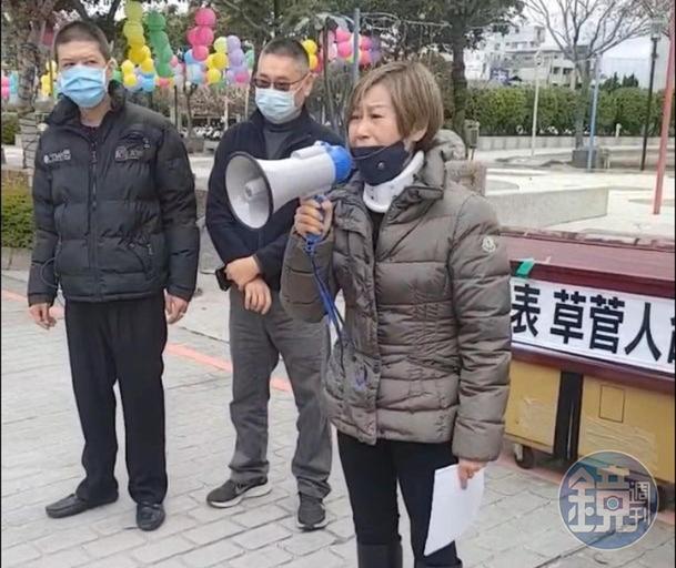王亞綺曾至苗栗縣警局及公路總局苗栗工務段抗議,請求國家賠償。(讀者提供)