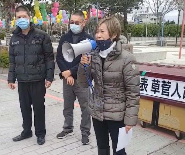 王亞綺曾至苗栗縣警局及公路總局苗栗工務段抗議，請求國家賠償。（讀者提供）