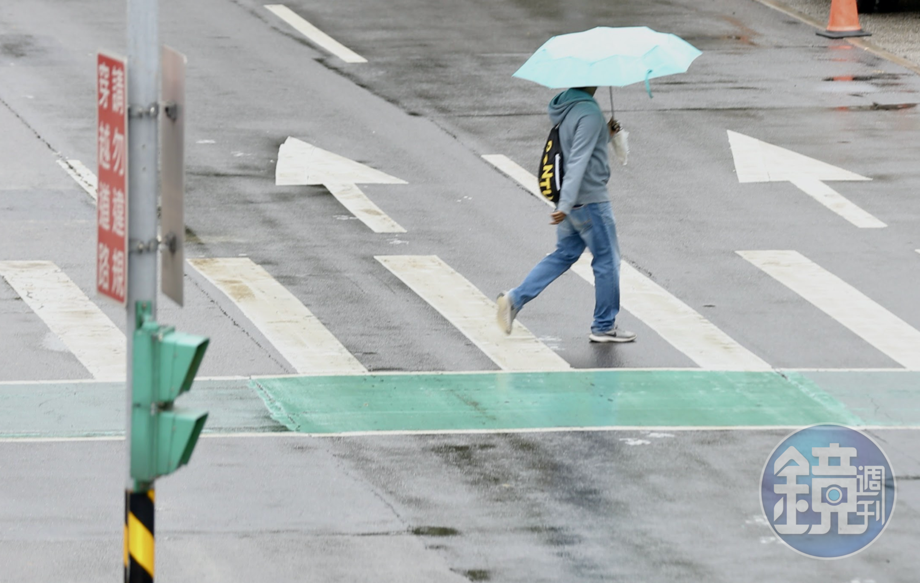 (12)日台灣東北部地區有局部短暫雨,北部、東部、東南部地區及恆春半島、馬祖有零星短暫雨。
