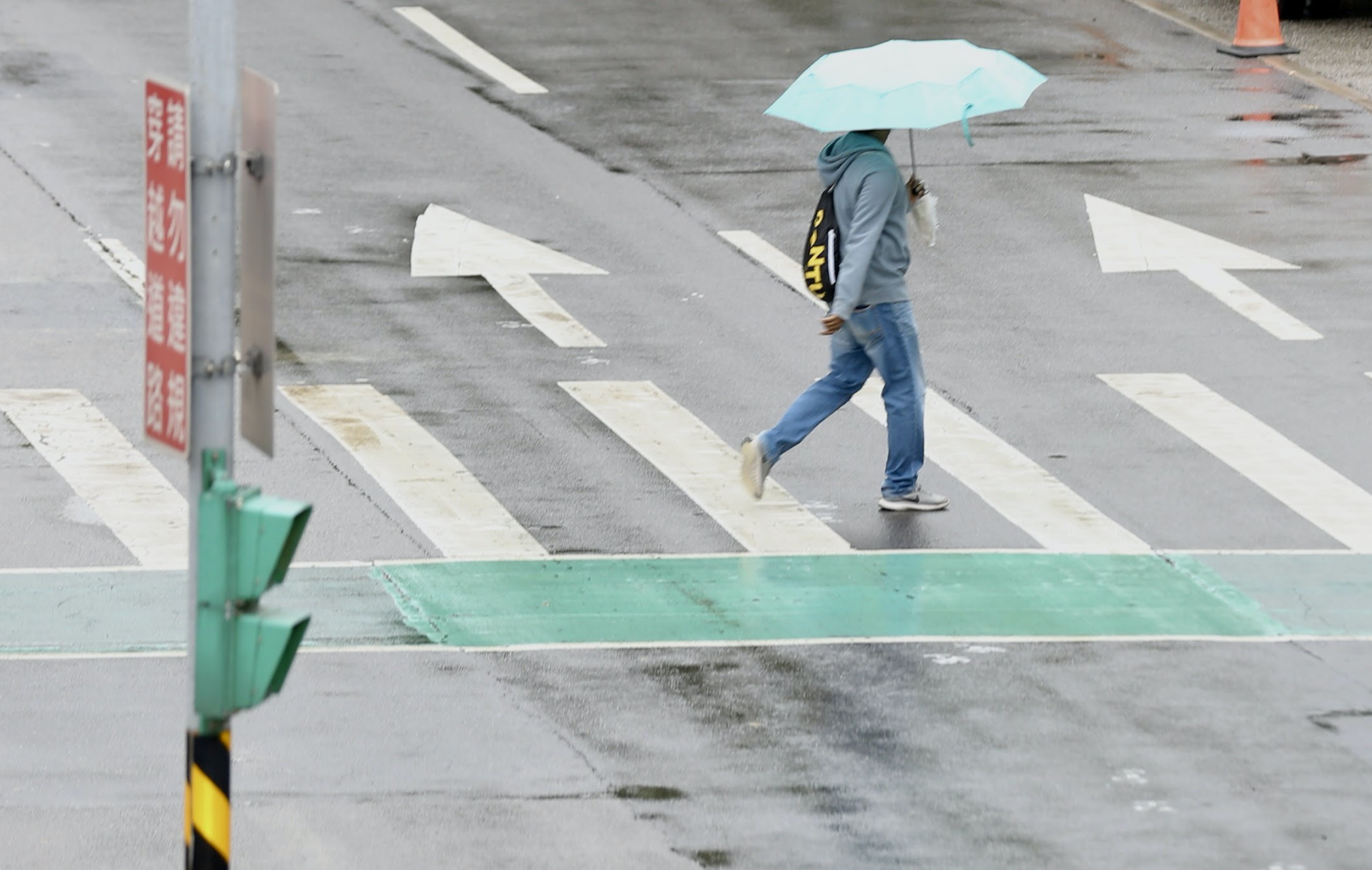 （12）日台灣東北部地區有局部短暫雨，北部、東部、東南部地區及恆春半島、馬祖有零星短暫雨。
