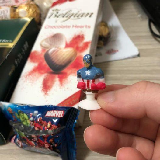 網友分享自己抽到的美國隊長公仔，卻質疑：「他的眼睛是脫窗嗎？」（翻攝「爆廢公社」）