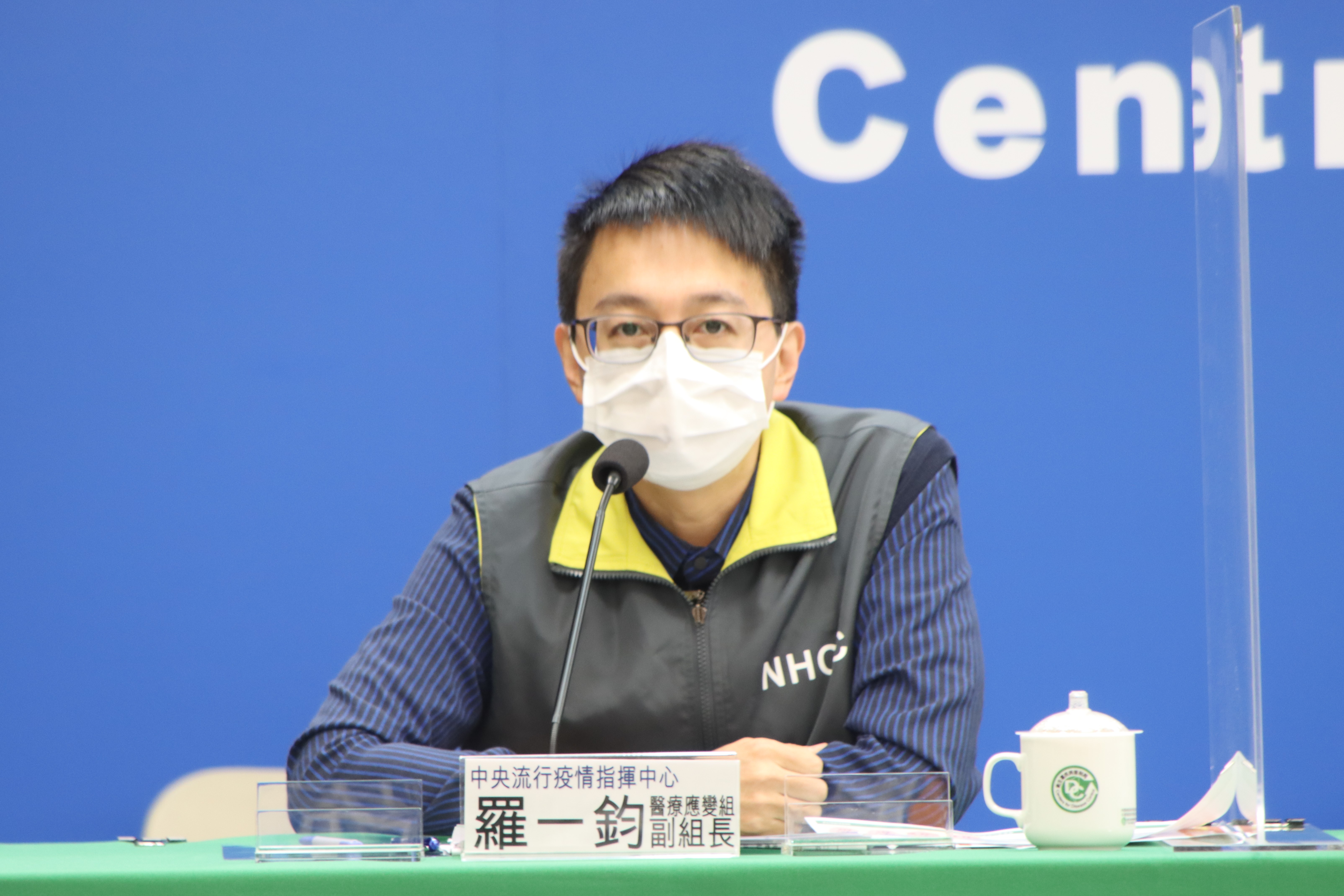 醫療應變組副組長羅一鈞公布跨縣市家庭群聚基因定序。（指揮中心提供）