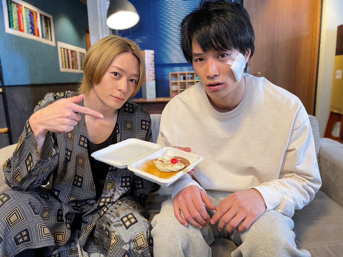 鈴木伸之（右）稱讚犬飼貴丈眼神與聲音超有魅力。（翻攝契×約─危險的拍檔─推特）