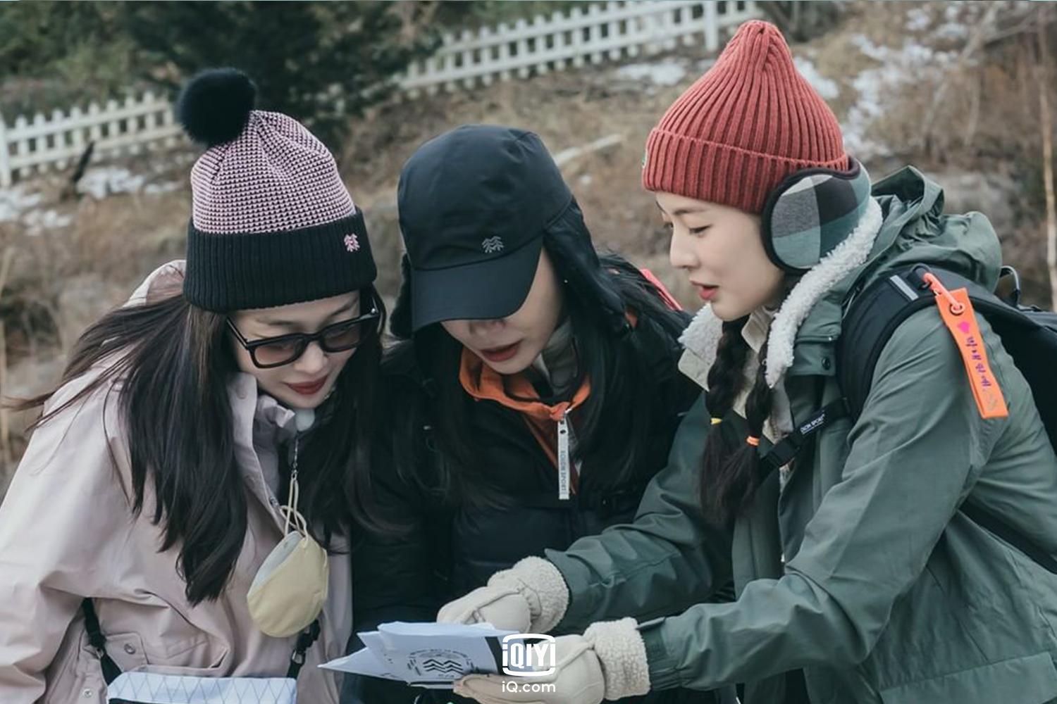 李善彬(右起)與鄭恩地、韓善伙繼《酒鬼都市女人們》合作後,在綜藝《山友都市女人們》挑戰爬韓國名山。(愛奇藝國際站提供)
