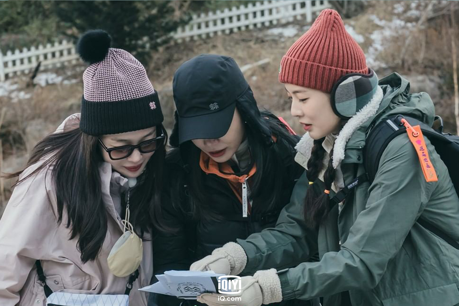 李善彬（右起）與鄭恩地、韓善伙繼《酒鬼都市女人們》合作後，在綜藝《山友都市女人們》挑戰爬韓國名山。（愛奇藝國際站提供）