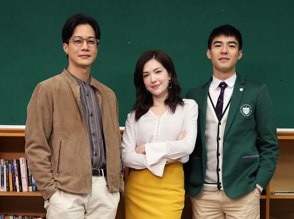 許瑋甯今為愛奇藝國際站《第九節課》出席卡司發布會，她與陳昊森、薛仕凌上演一段校園中禁忌師生戀。（愛奇藝國際站提供）