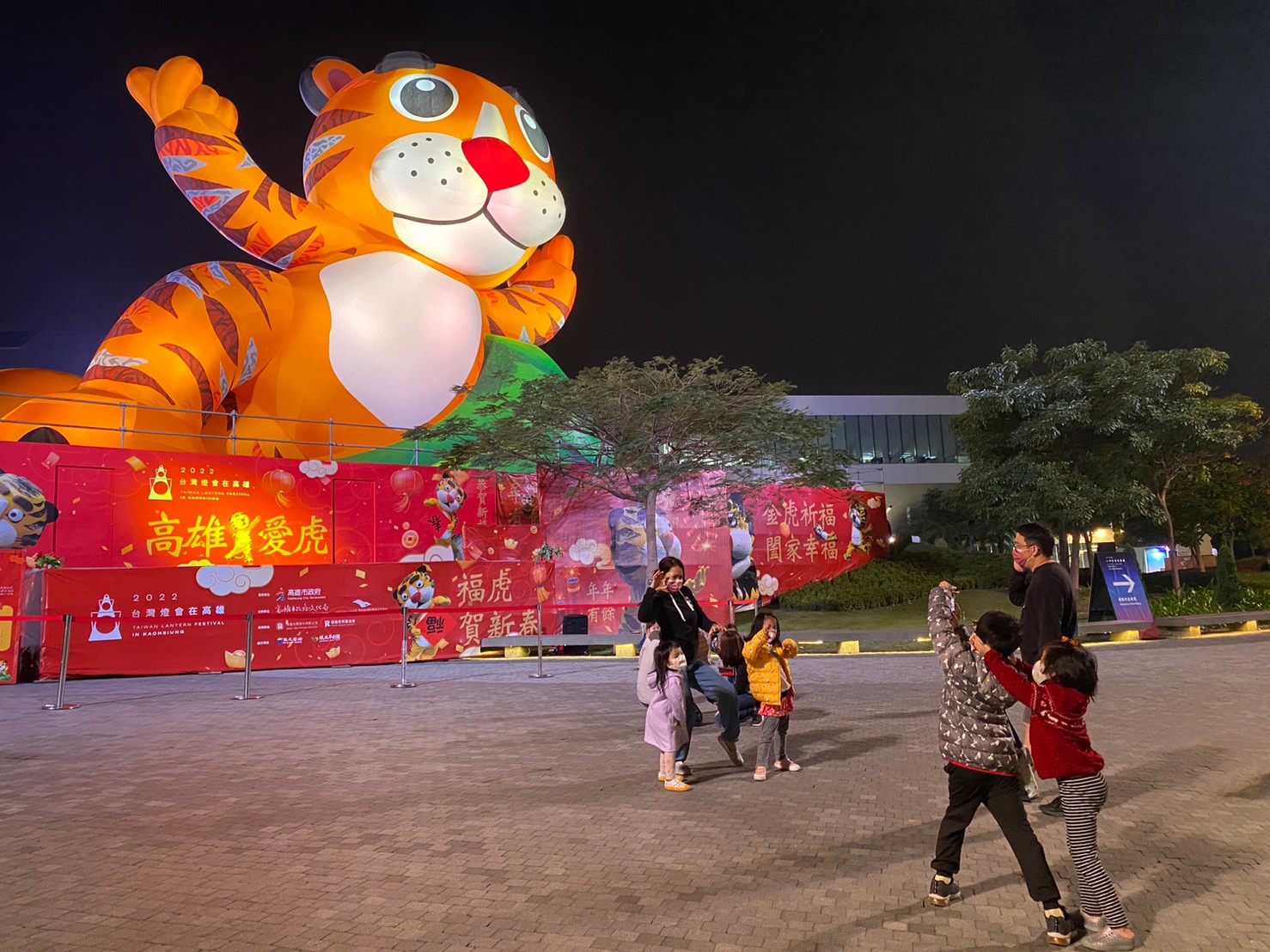 身長27公尺，重達16噸的愛虎在衛武營北側廣場展出。（紙風車劇團提供）