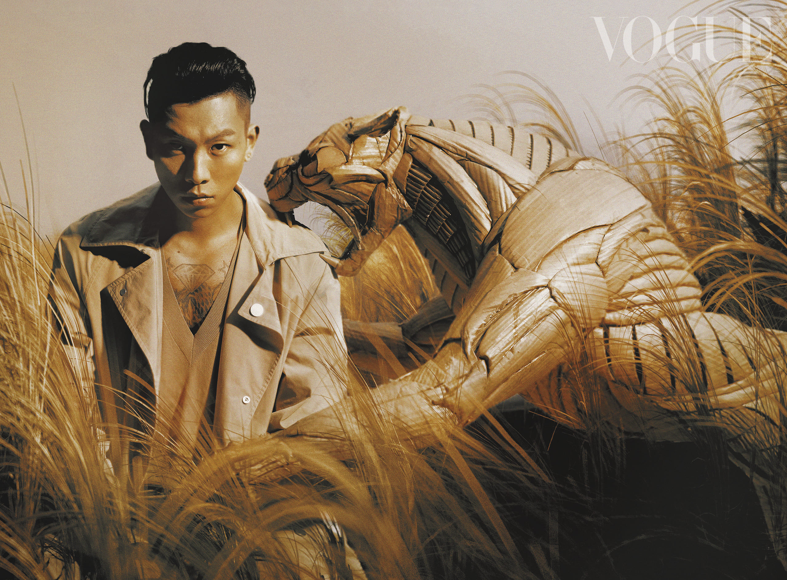 老虎紙雕出於紙板藝術家鍾凱翔之手，《Vogue》2月號以厚紙藝術為載體佐CGI科技，讓瘦子身處在童話般的奇幻虛擬世界。（《Vogue》國際中文版提供）